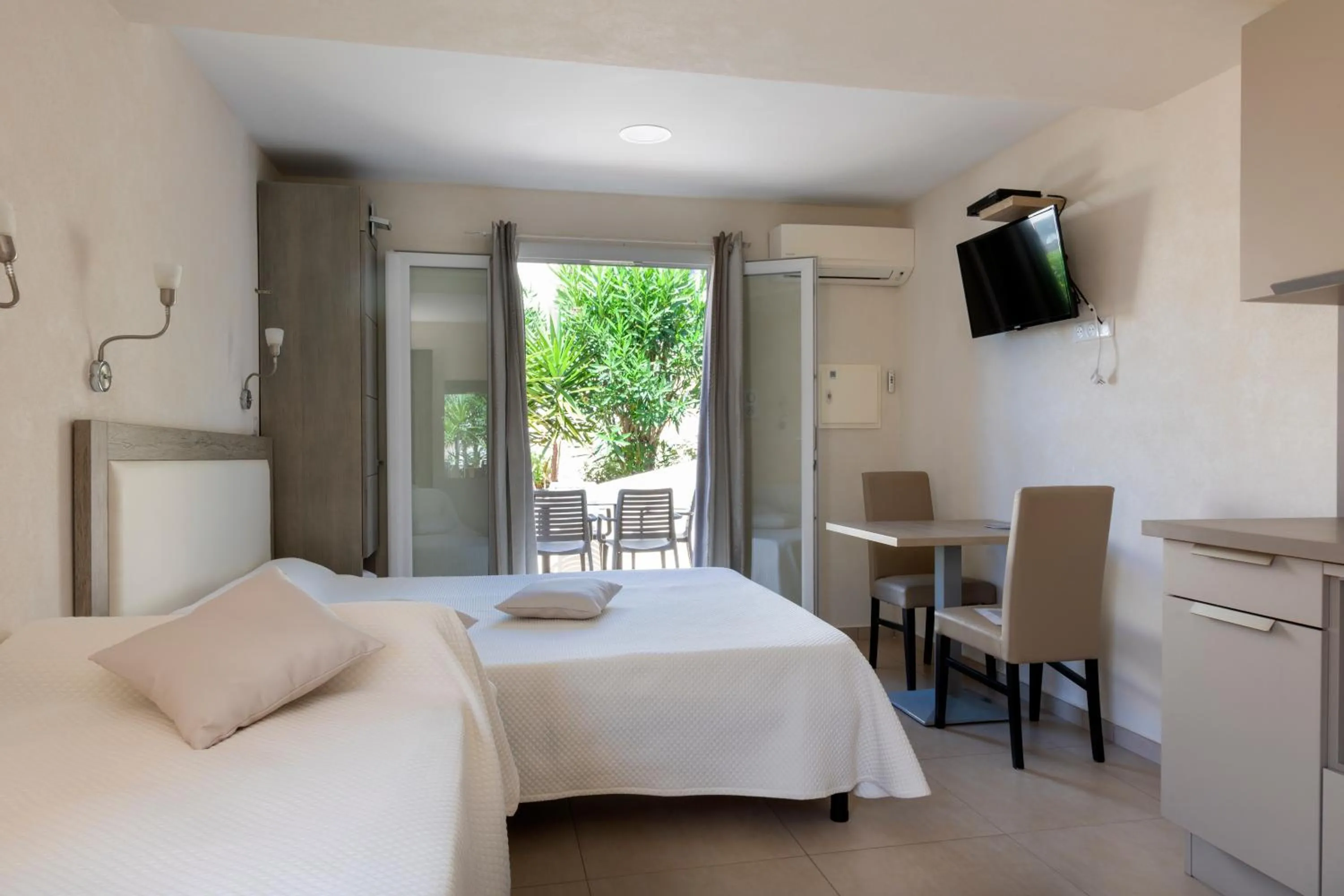 Photo of the whole room, Bed in Hôtel et Résidence Ta Kladia - Omigna