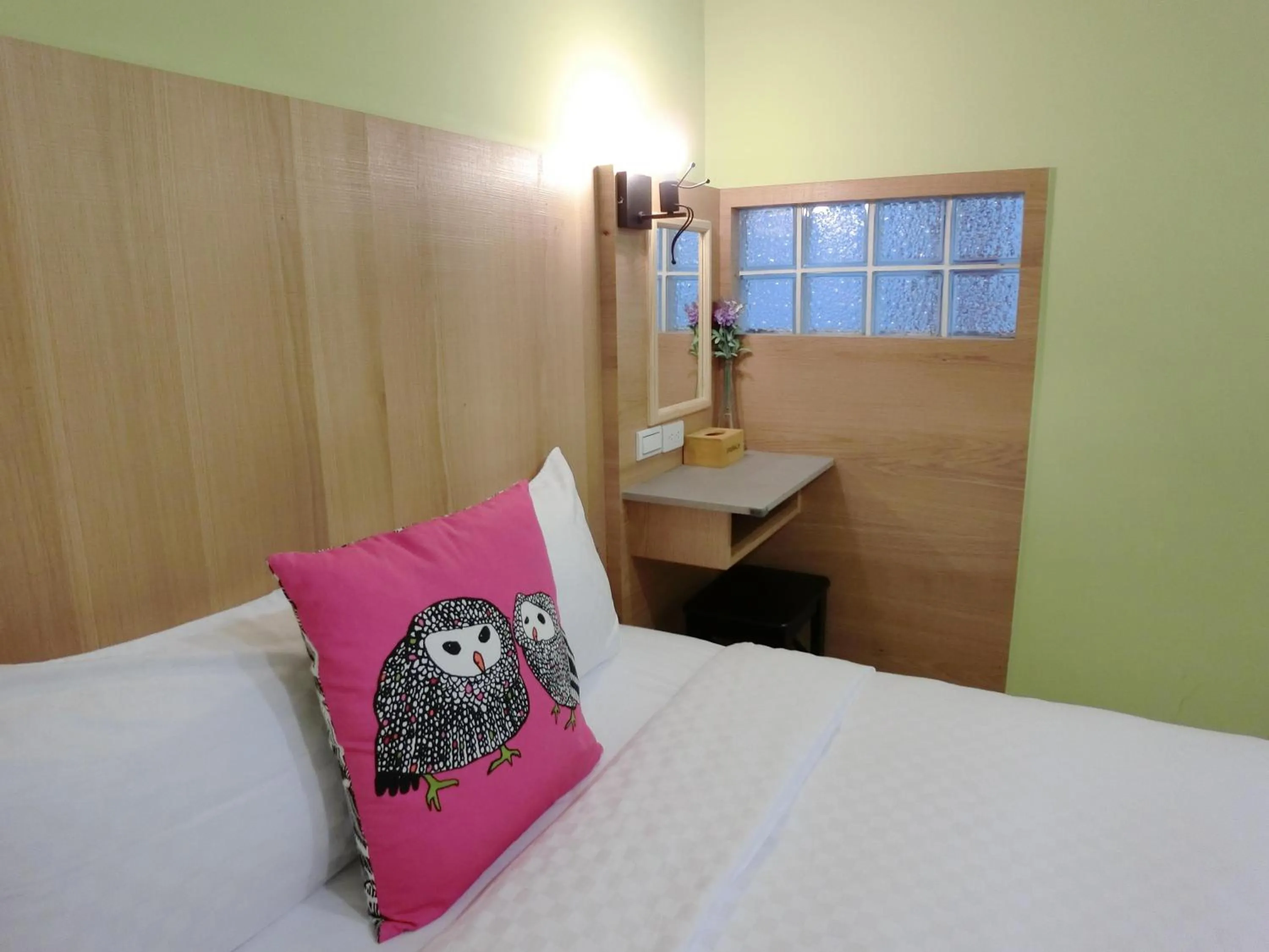 Bedroom, Bed in Slowly inn