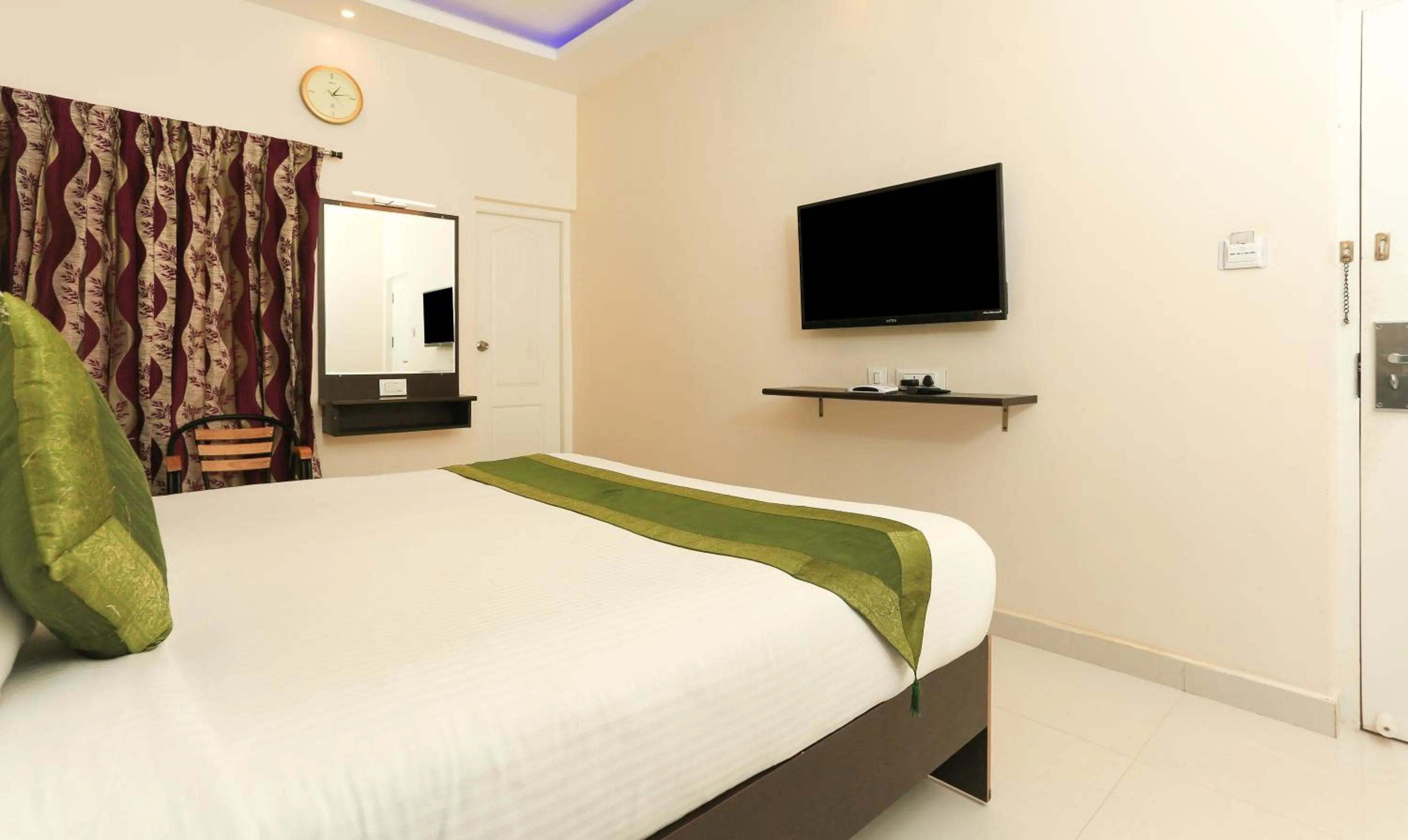 Bed in Treebo Light House, 900 Mtrs From Botanical Garden