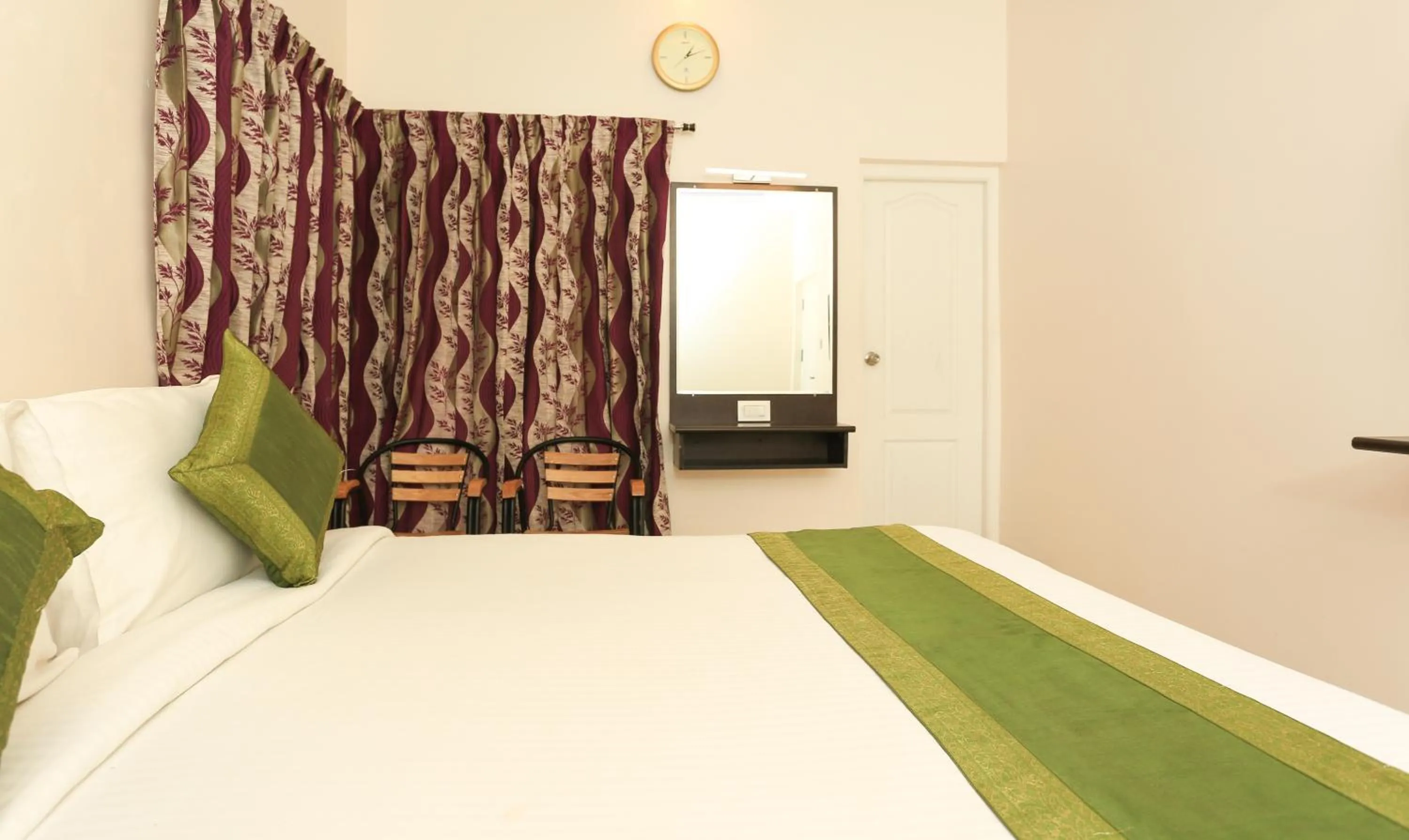 Bed in Treebo Light House, 900 Mtrs From Botanical Garden