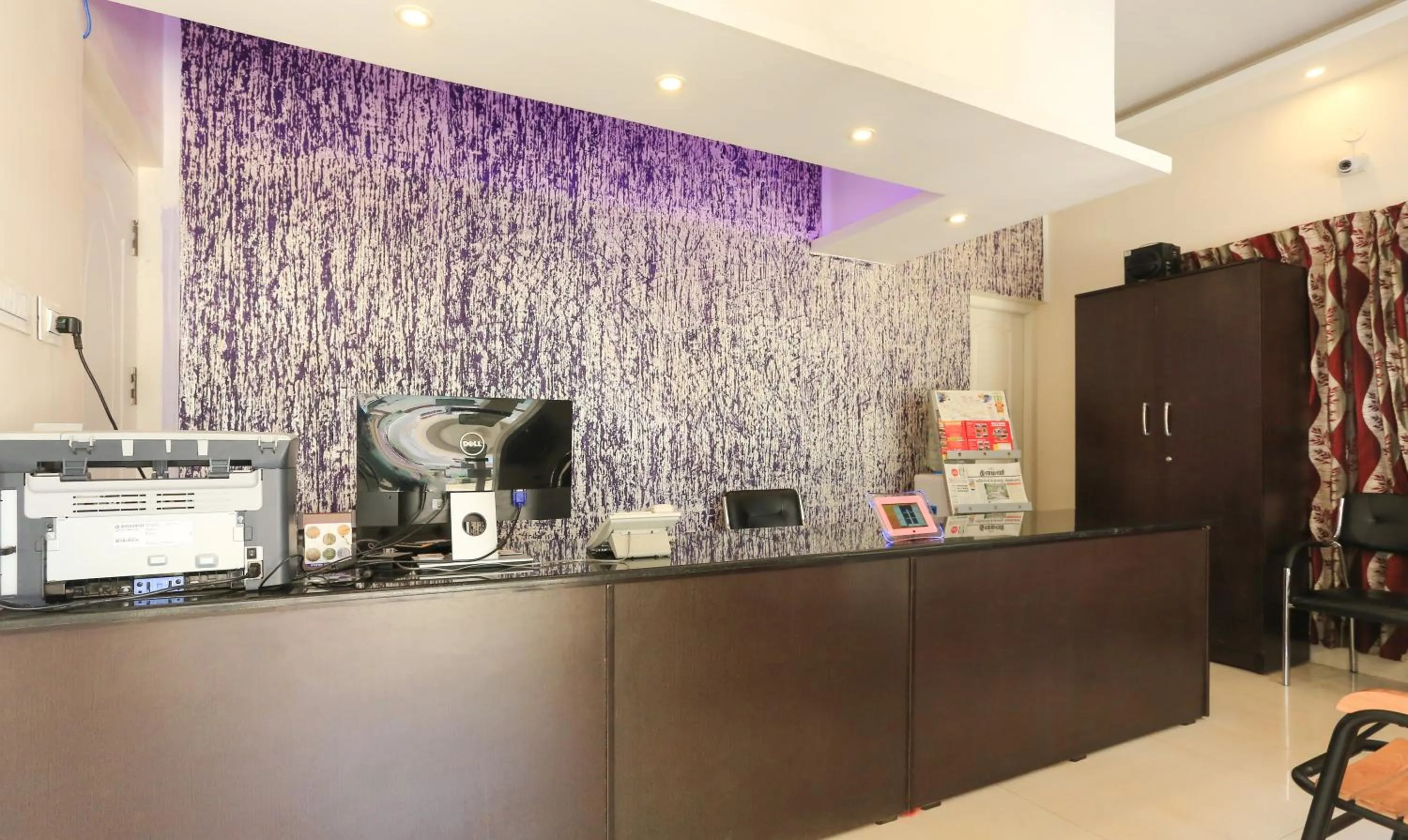 Lobby or reception in Treebo Light House, 900 Mtrs From Botanical Garden