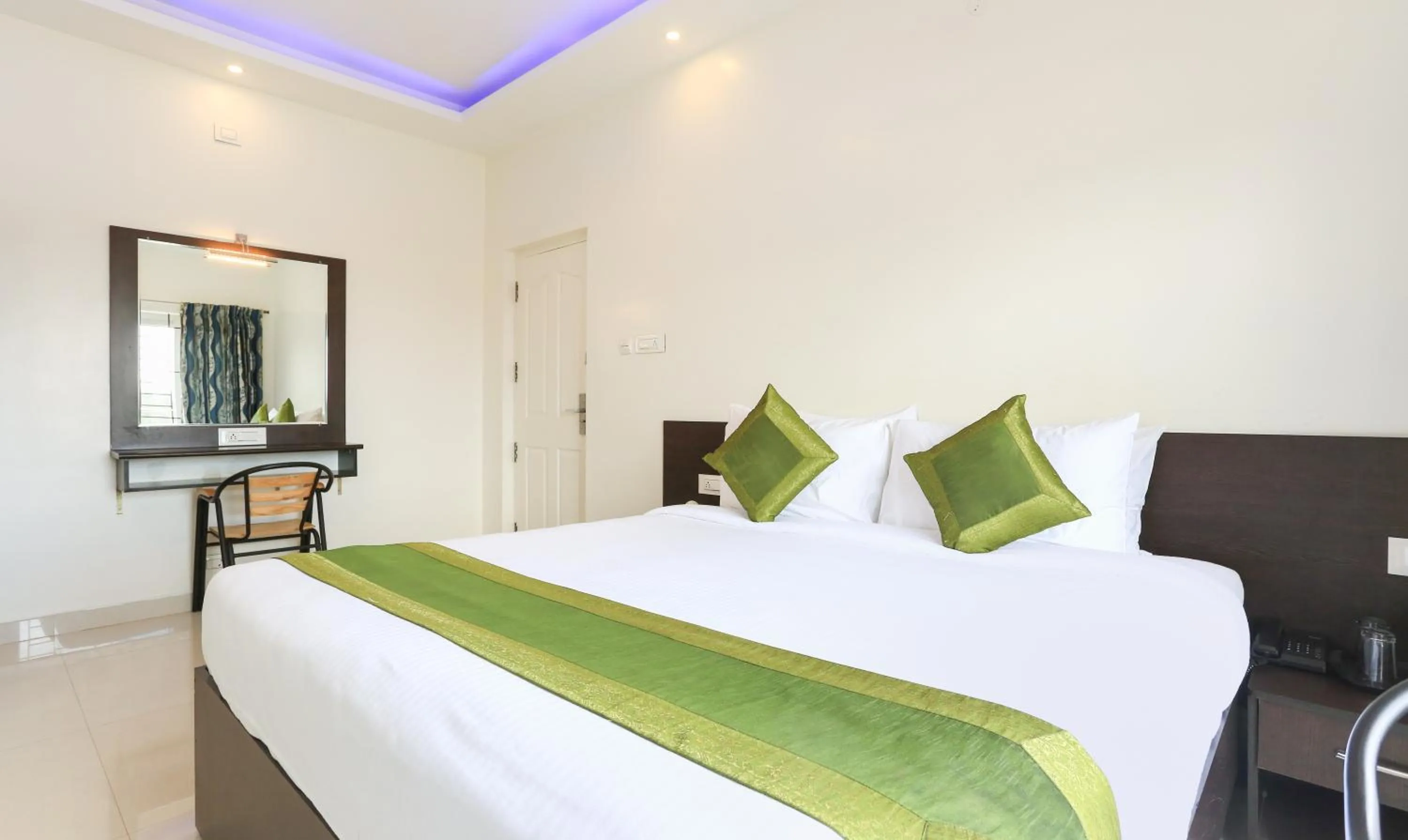 Bed in Treebo Light House, 900 Mtrs From Botanical Garden