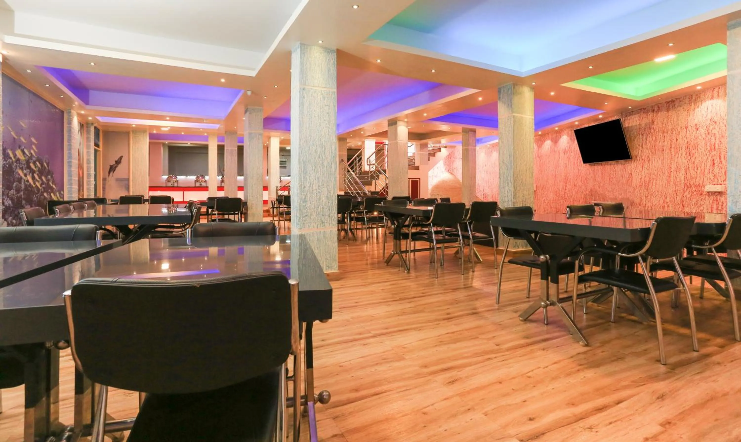 Restaurant/places to eat in Treebo Light House, 900 Mtrs From Botanical Garden