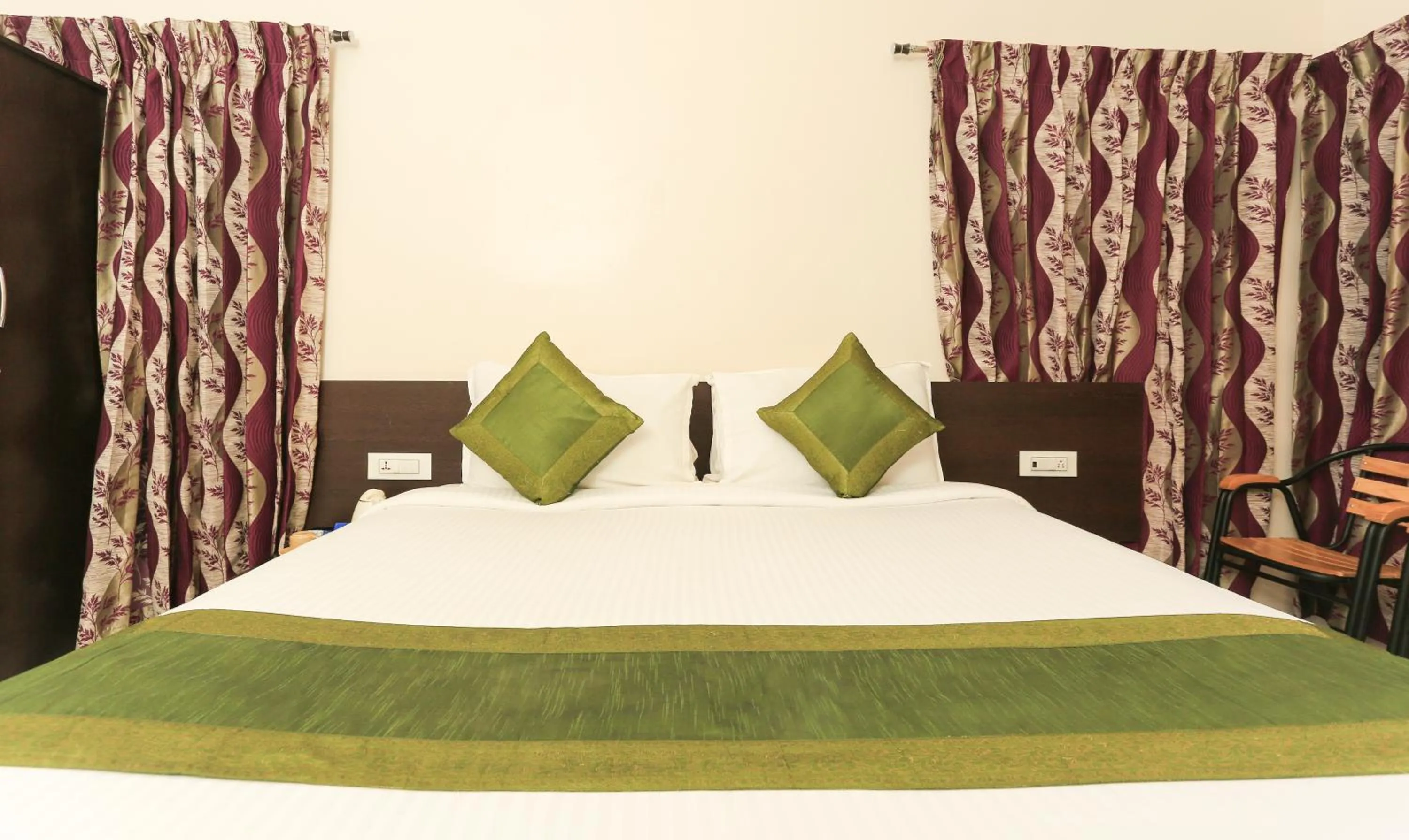 Bed in Treebo Light House, 900 Mtrs From Botanical Garden