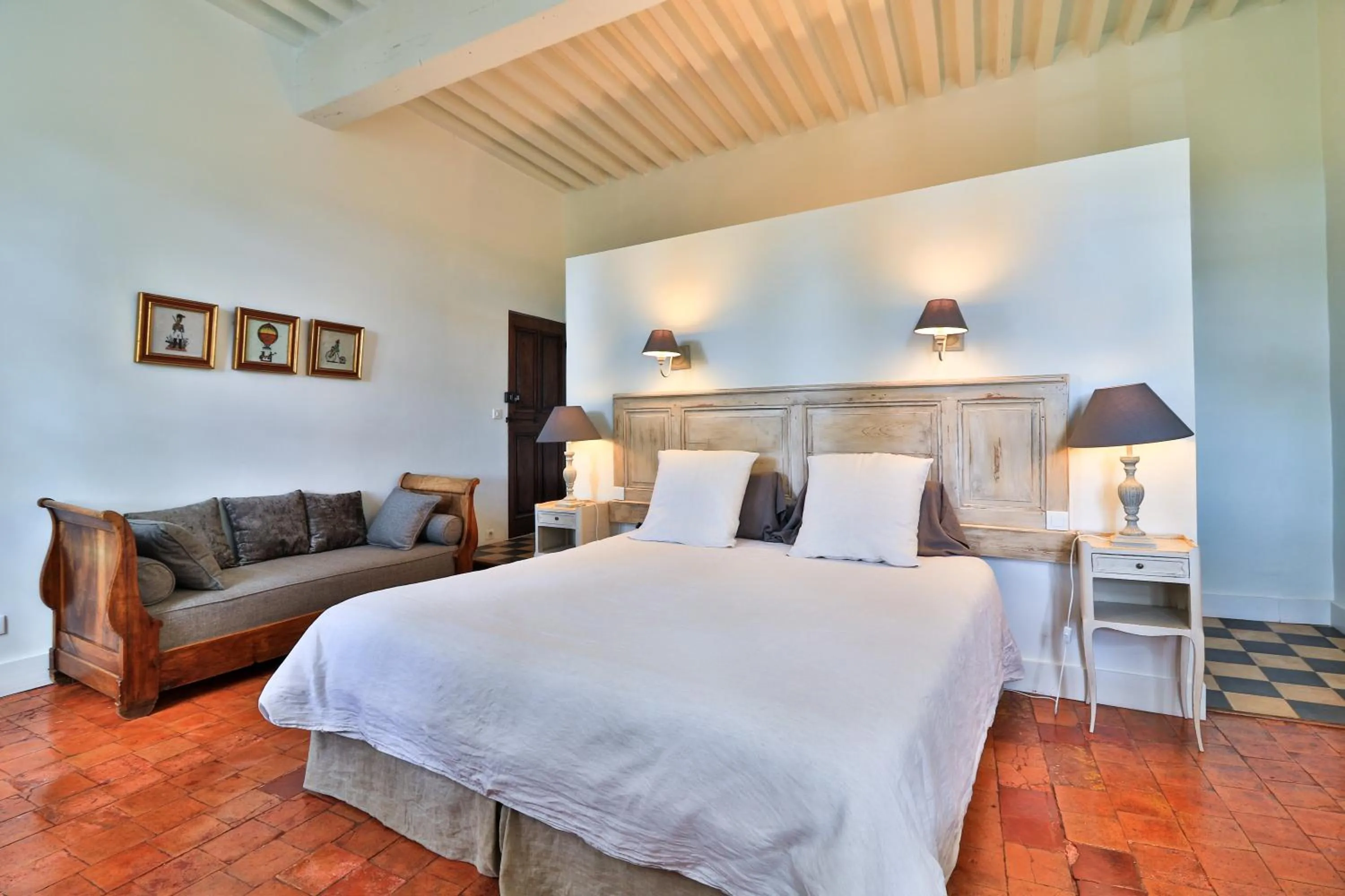 Photo of the whole room, Bed in Le Jardin de Mazan