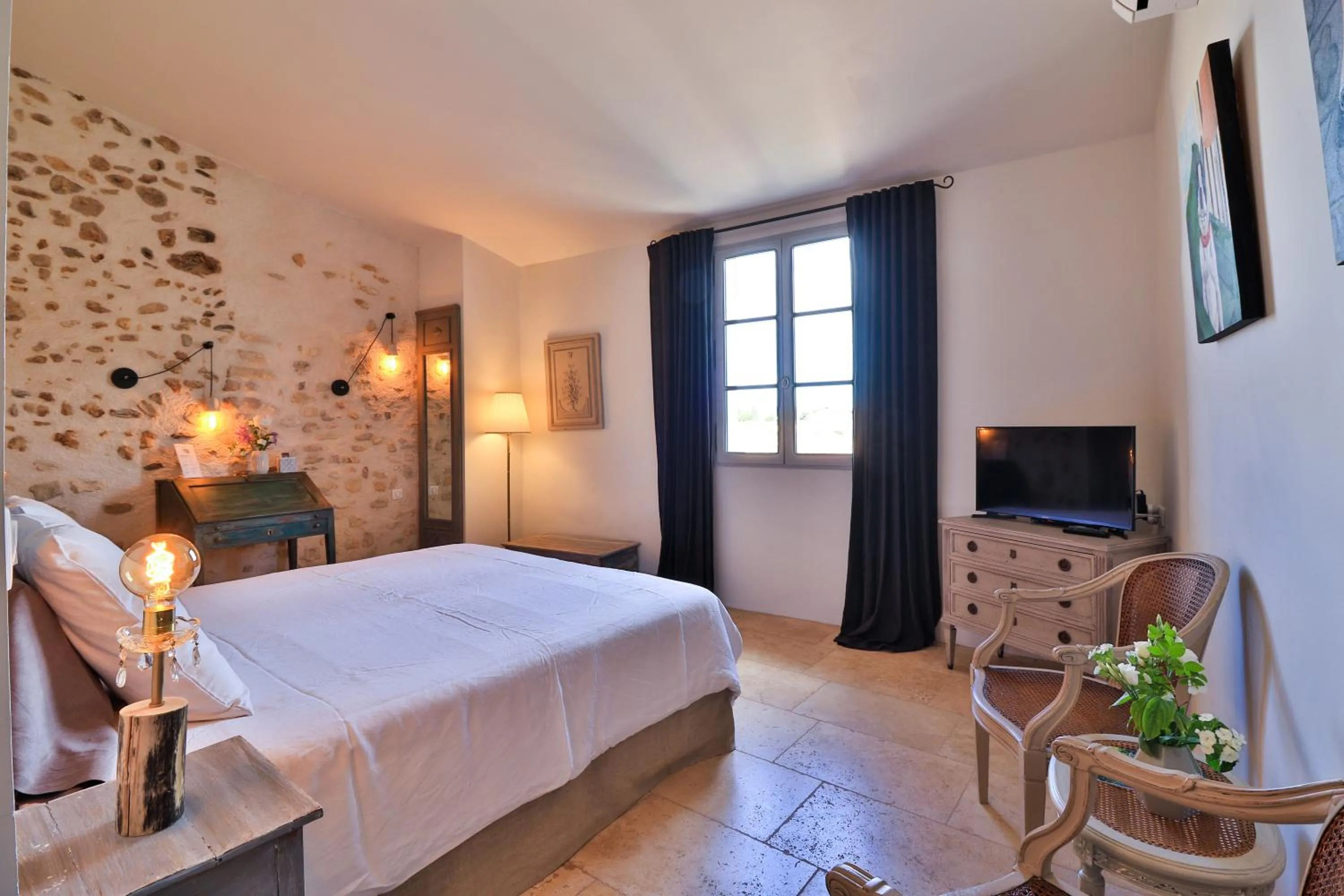 Photo of the whole room, Bed in Le Jardin de Mazan