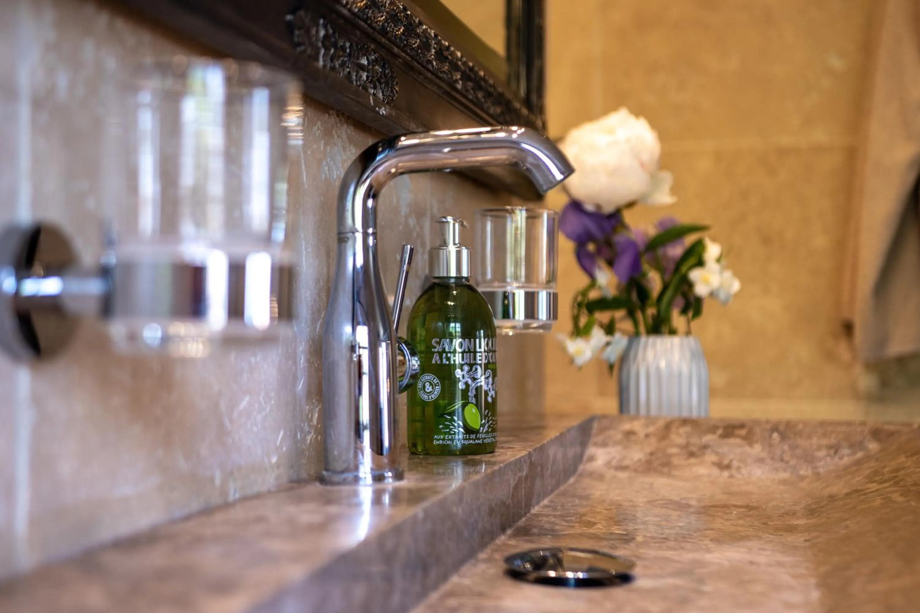 Decorative detail in Le Jardin de Mazan