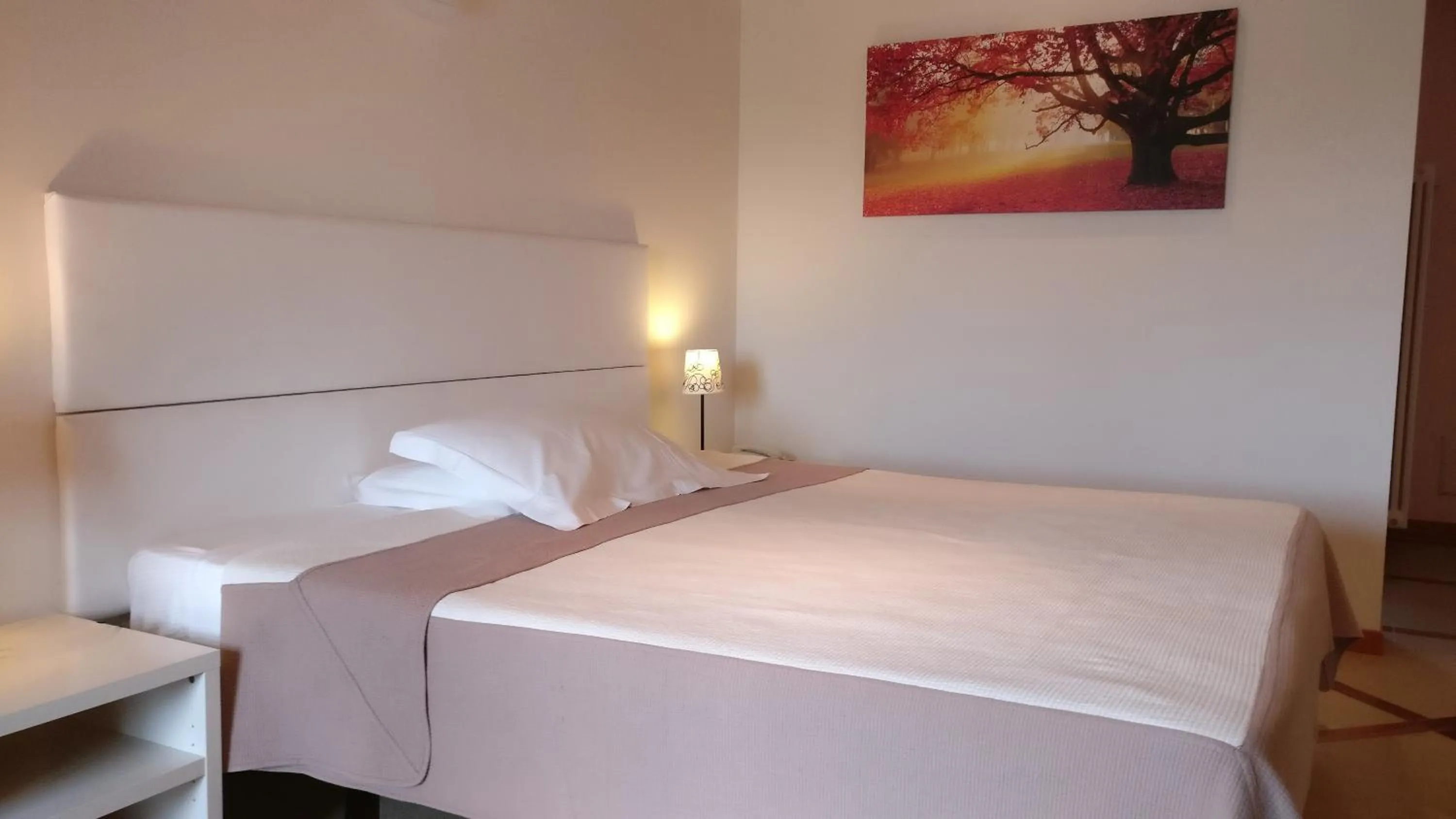 Photo of the whole room, Bed in Marco Polo