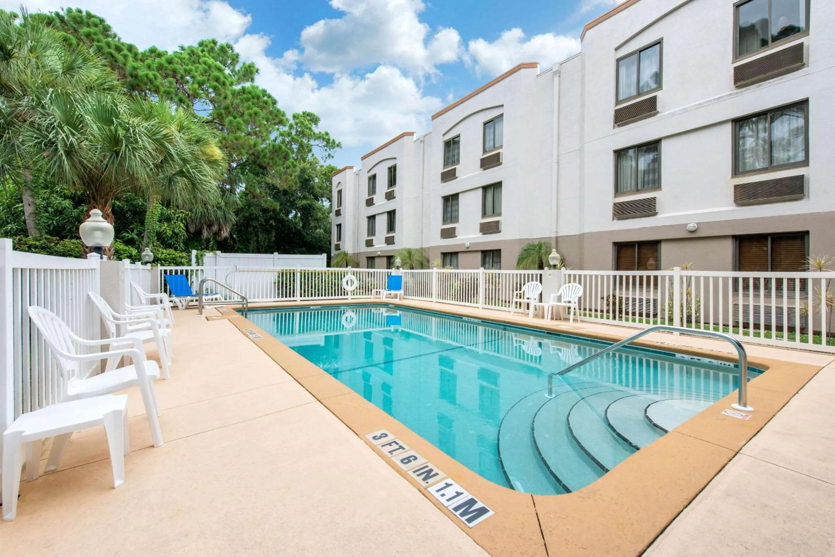 Swimming pool in Sleep Inn Sarasota North