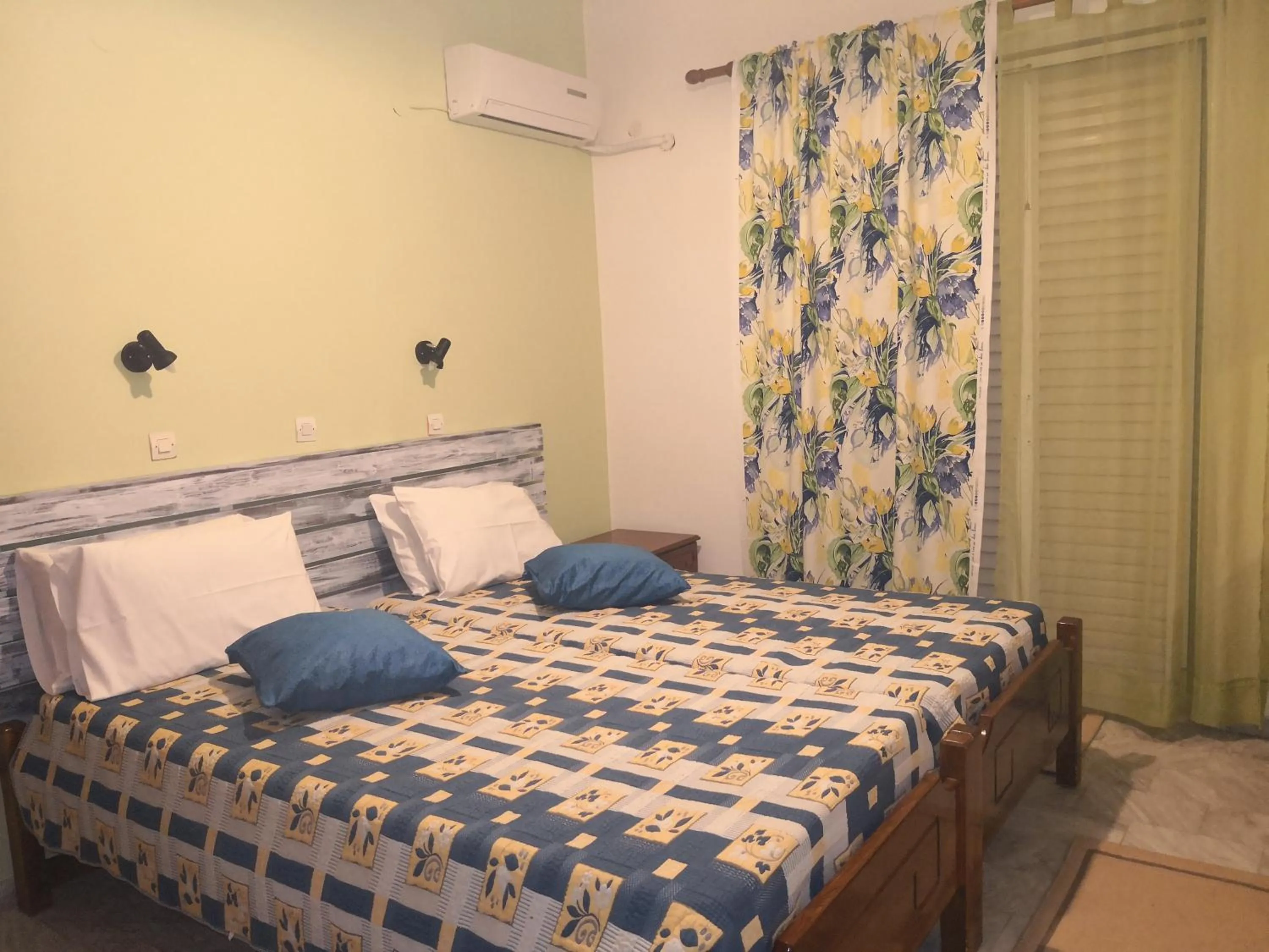 Bed in Yiannis Apartments