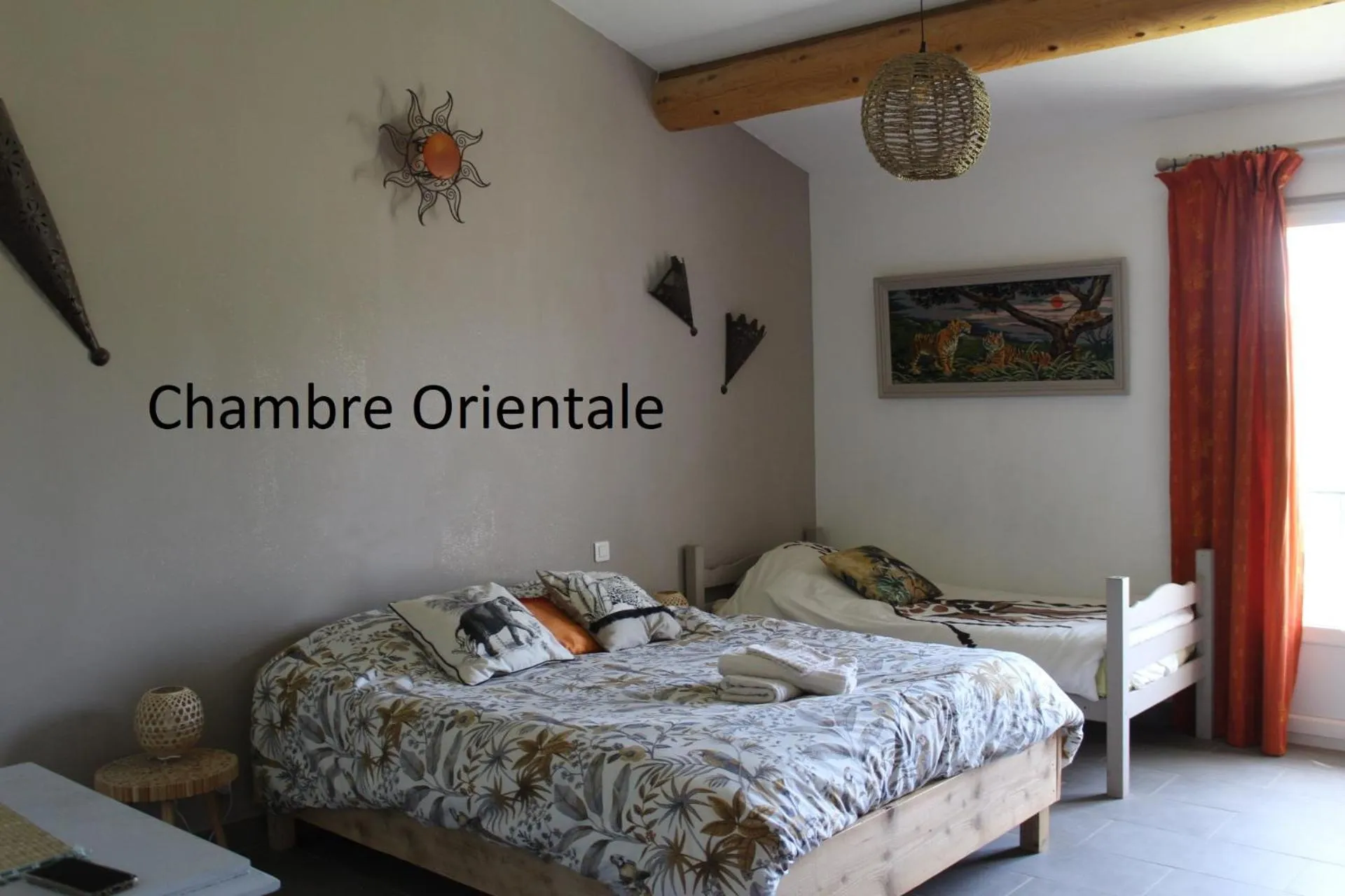 Property building, Bed in La Sarriette - Chambres d'hôtes et gîte d'étape à Eygalières