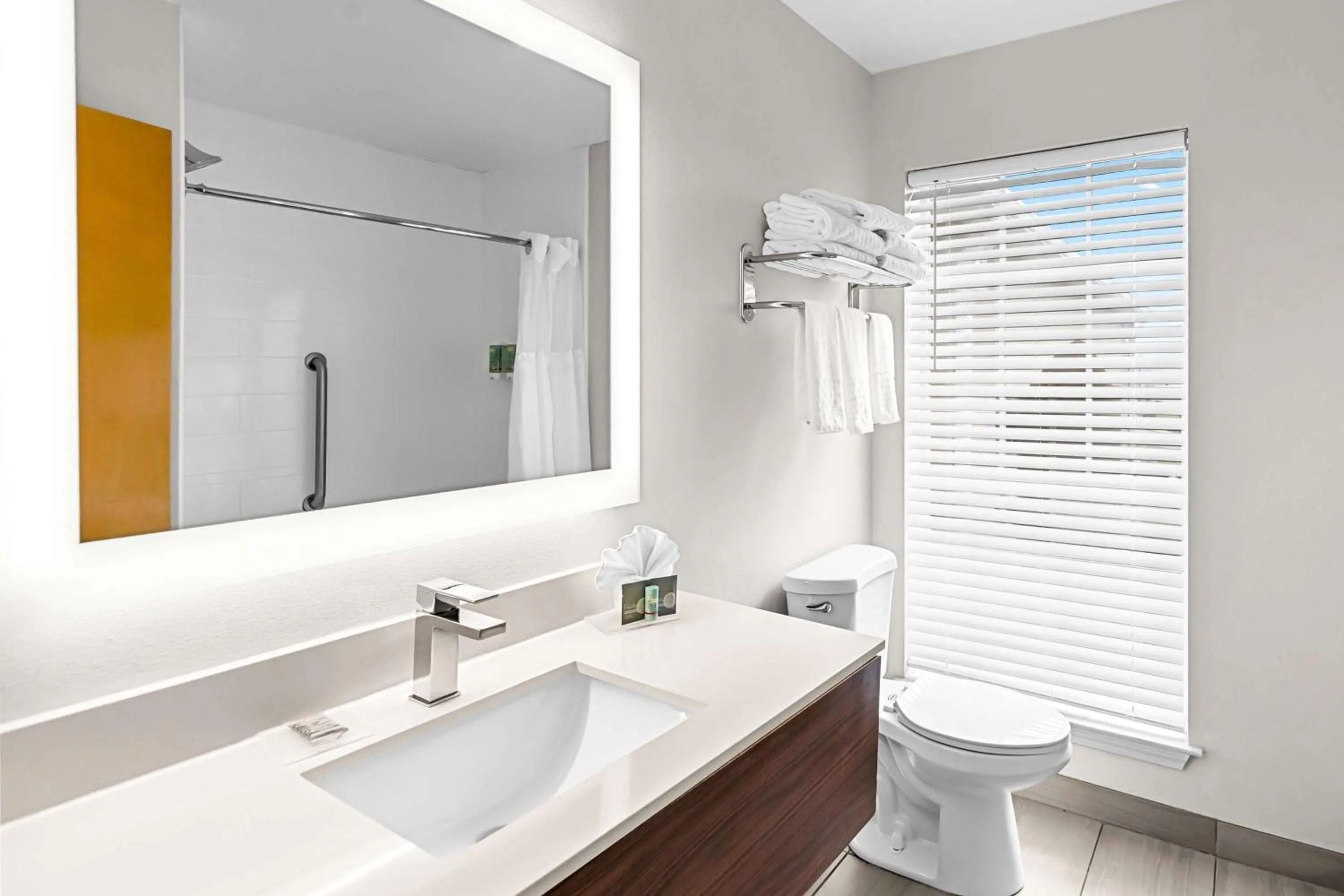 Bathroom in Best Western Niceville - Eglin AFB Hotel