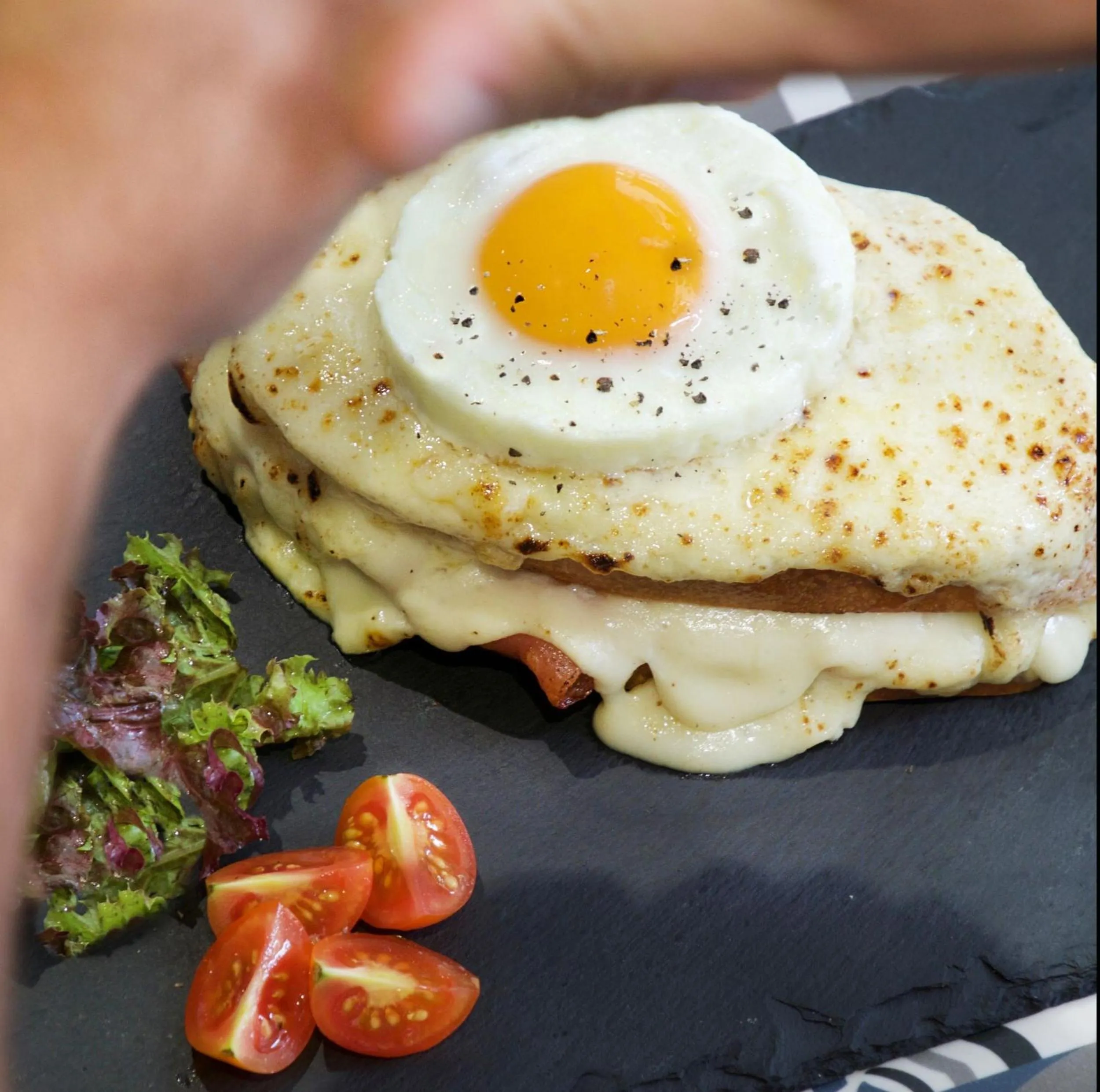 Restaurant/places to eat in Olive Green Hotel