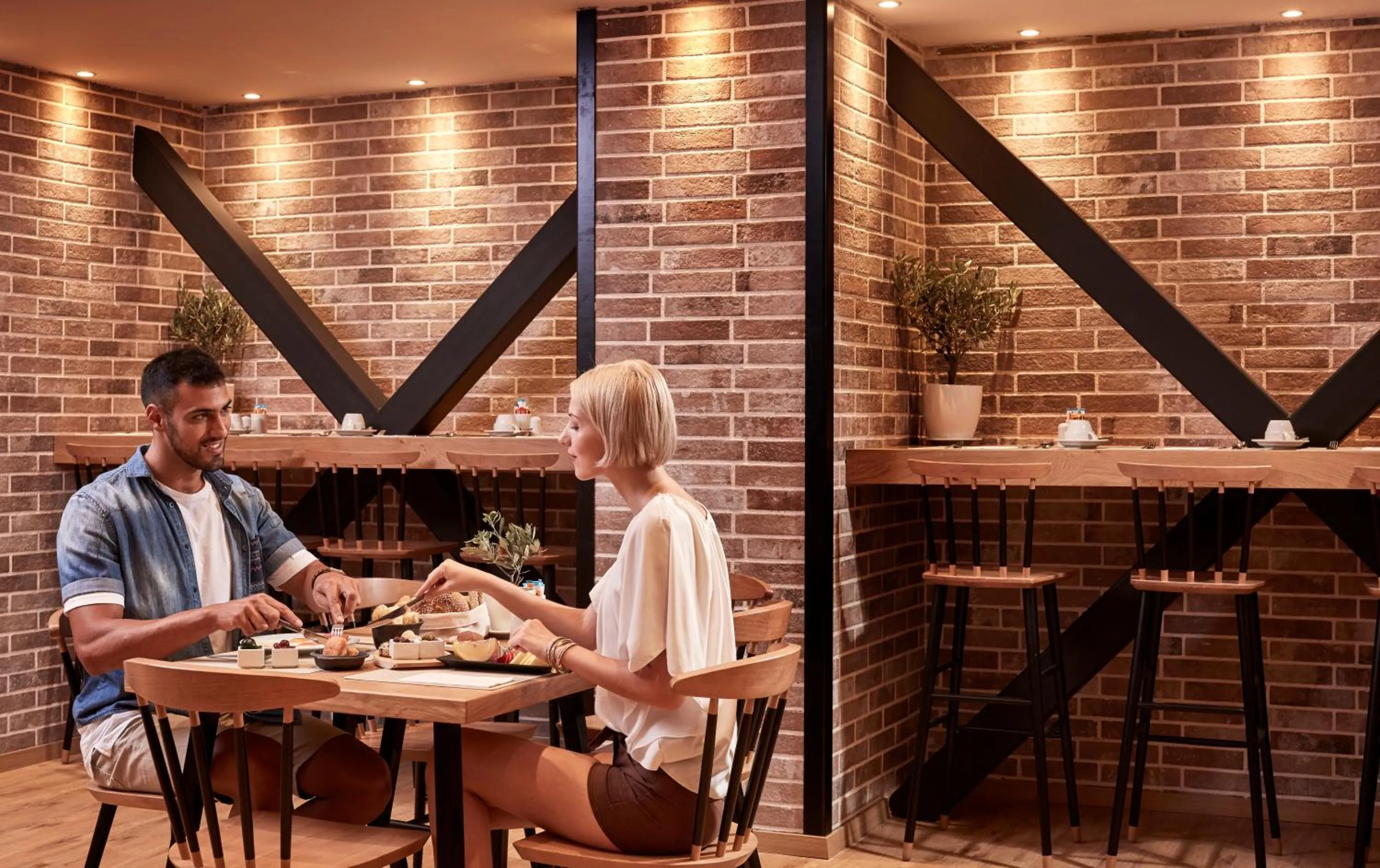 Restaurant/places to eat in Olive Green Hotel