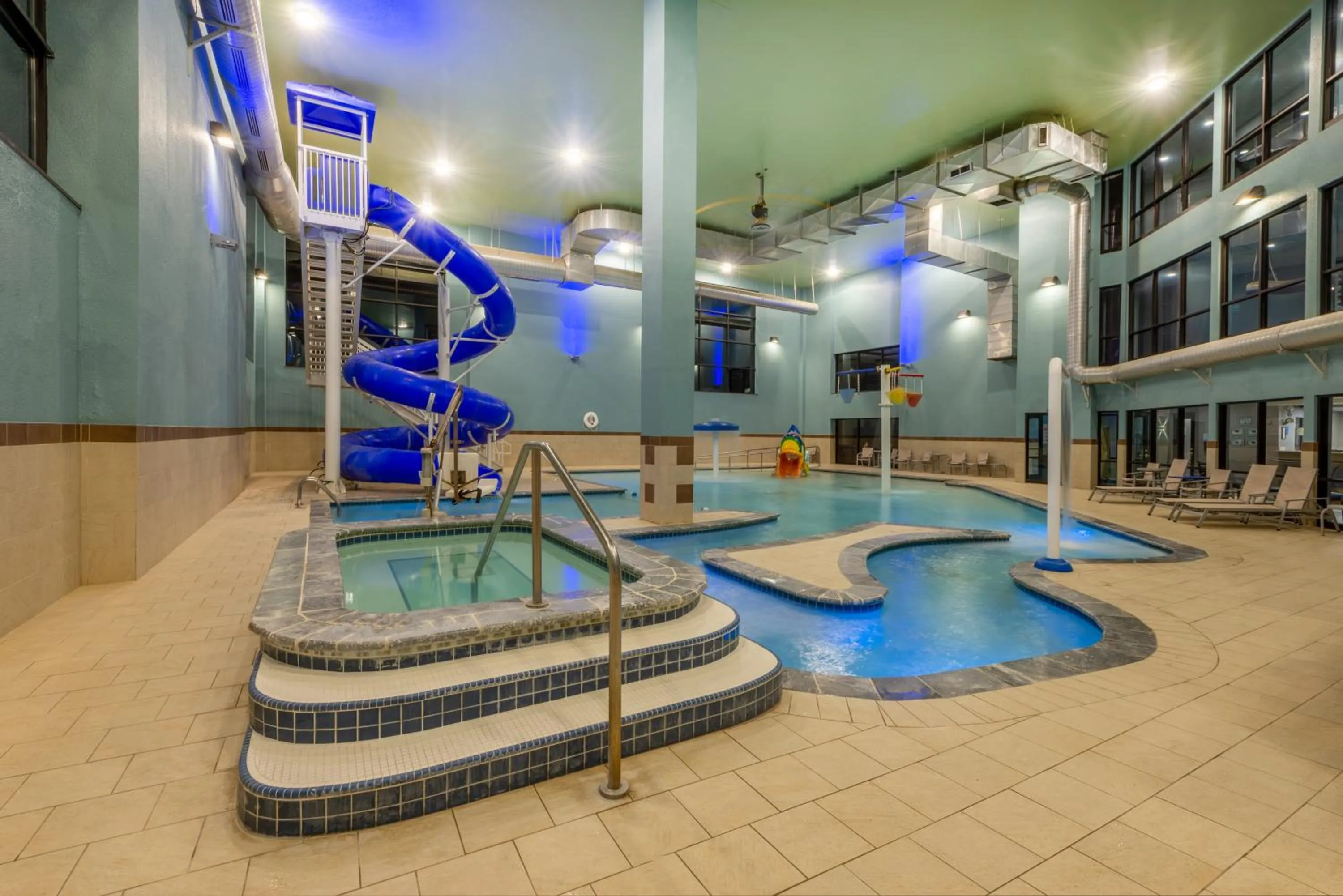 Swimming pool in Holiday Inn Express Hotel & Suites Erie an IHG Hotel