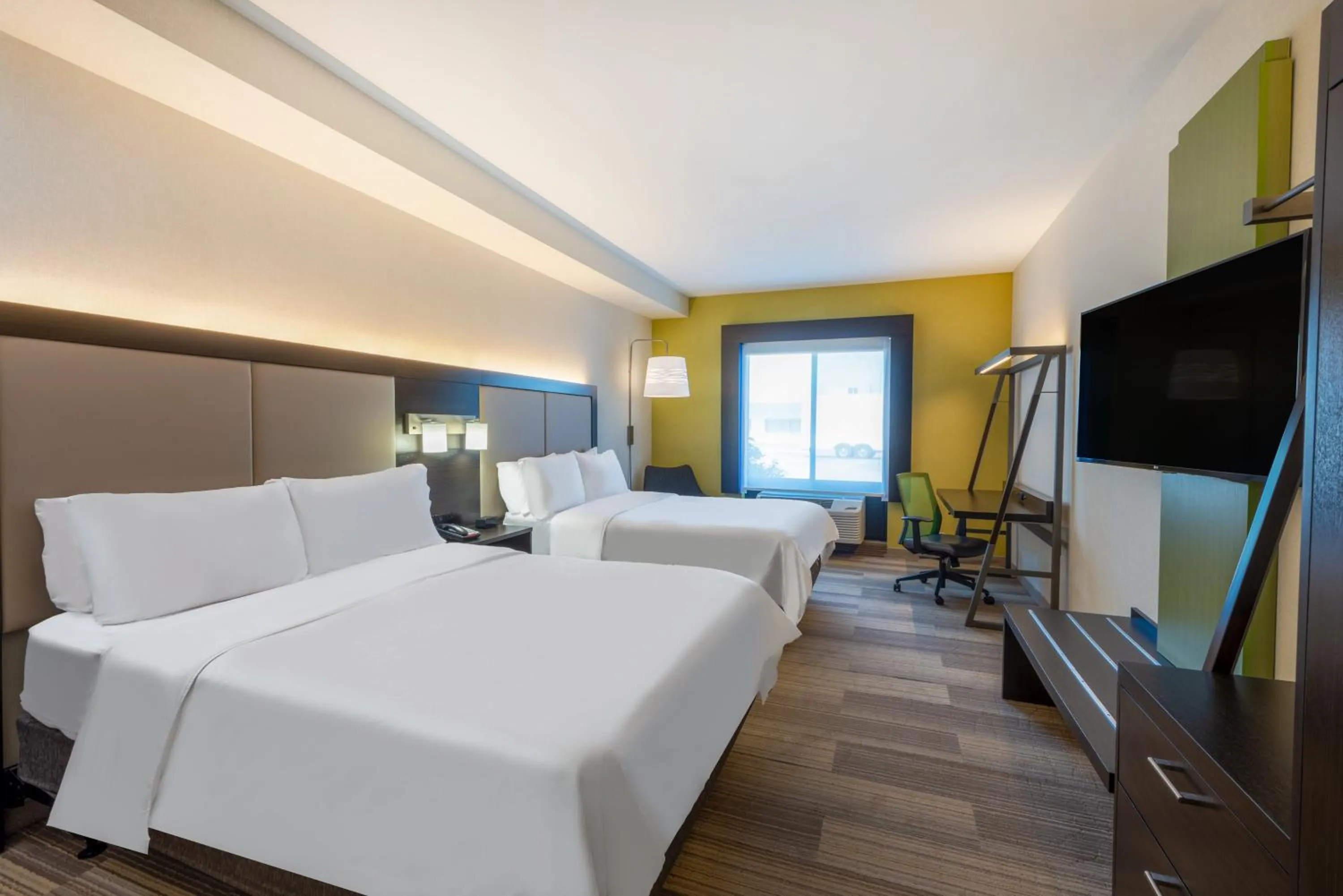 Photo of the whole room, Bed in Holiday Inn Express Hotel & Suites Erie an IHG Hotel