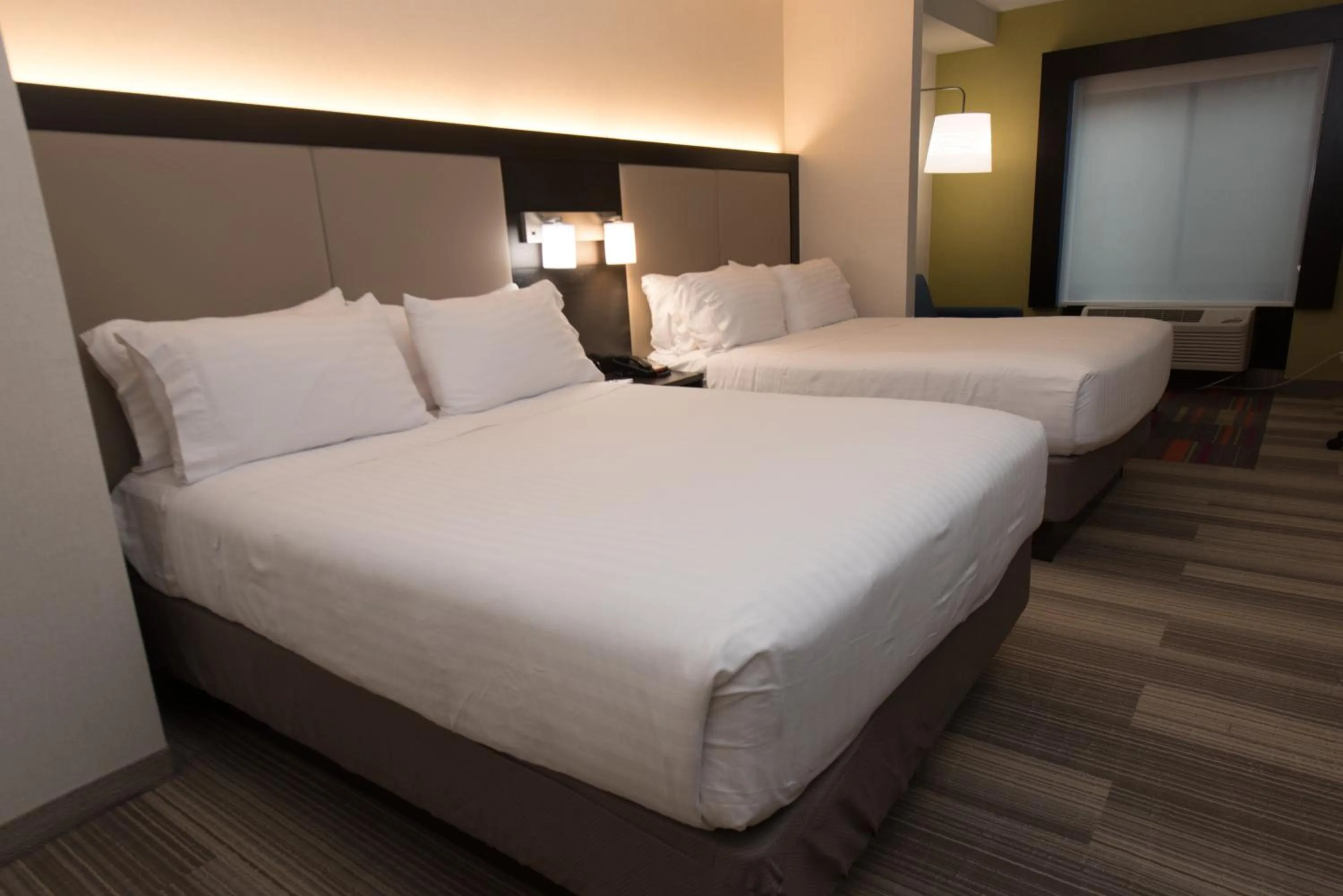Photo of the whole room, Bed in Holiday Inn Express Hotel & Suites Erie an IHG Hotel