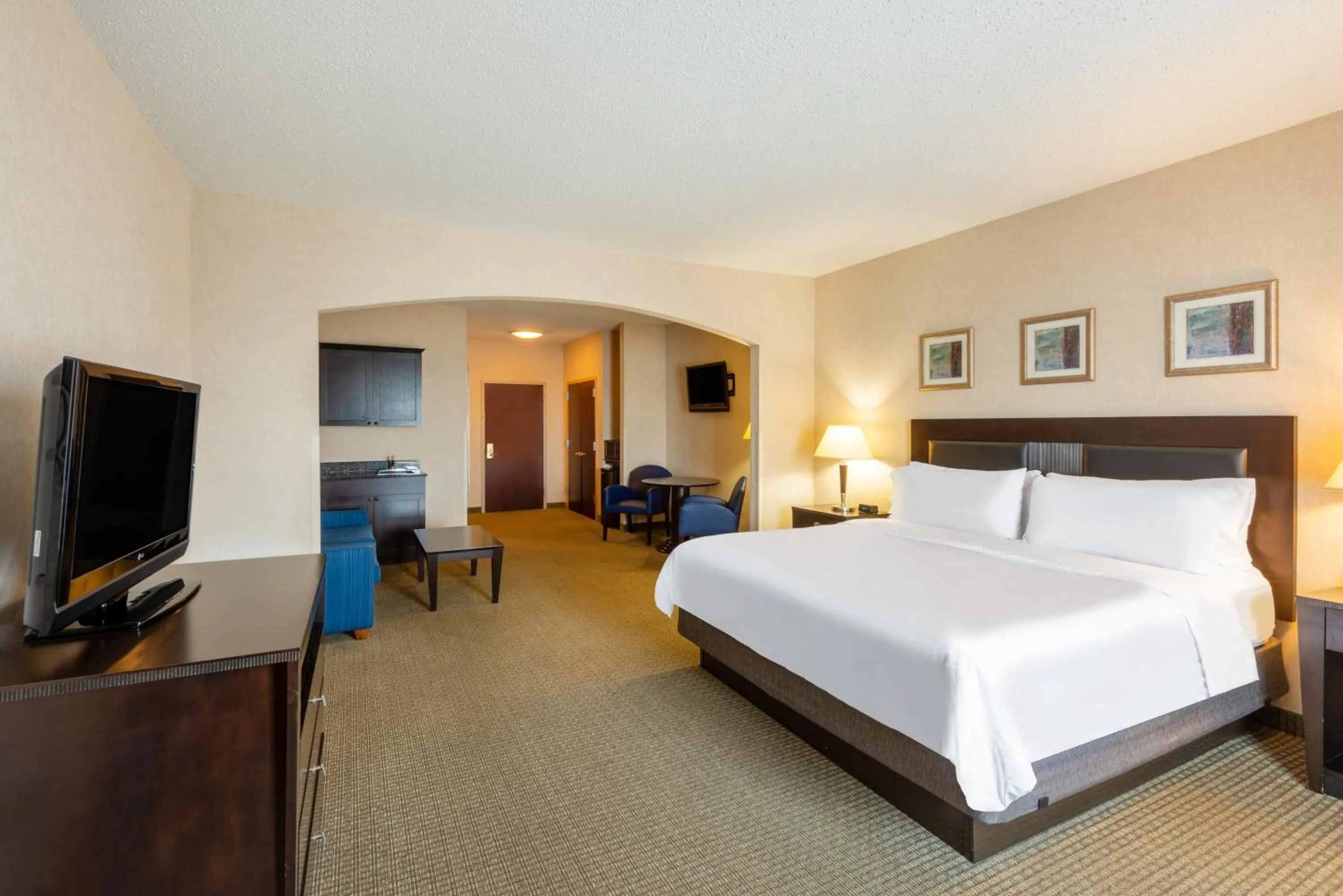 Photo of the whole room, Bed in Holiday Inn Express Hotel & Suites Erie an IHG Hotel