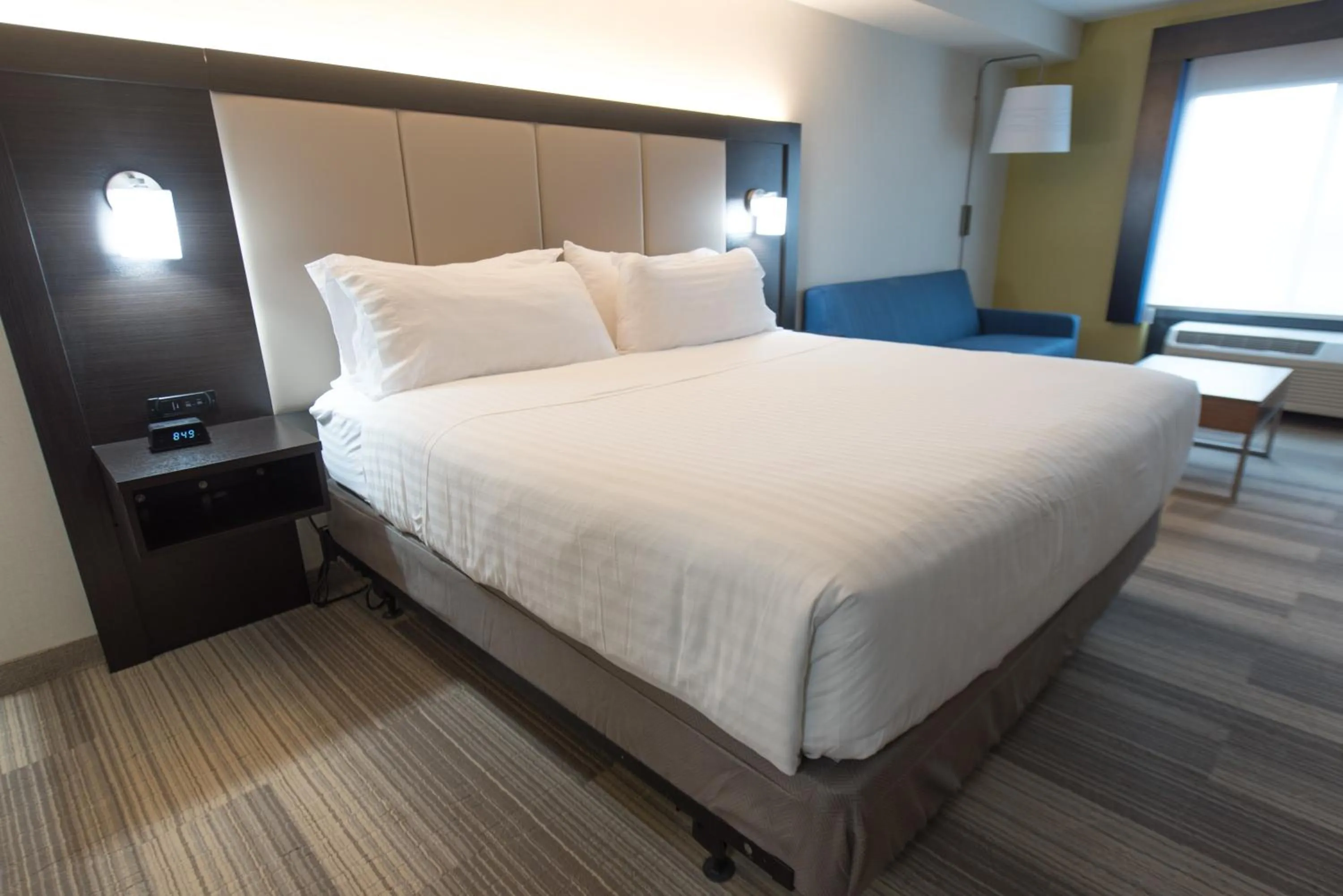 Photo of the whole room, Bed in Holiday Inn Express Hotel & Suites Erie an IHG Hotel