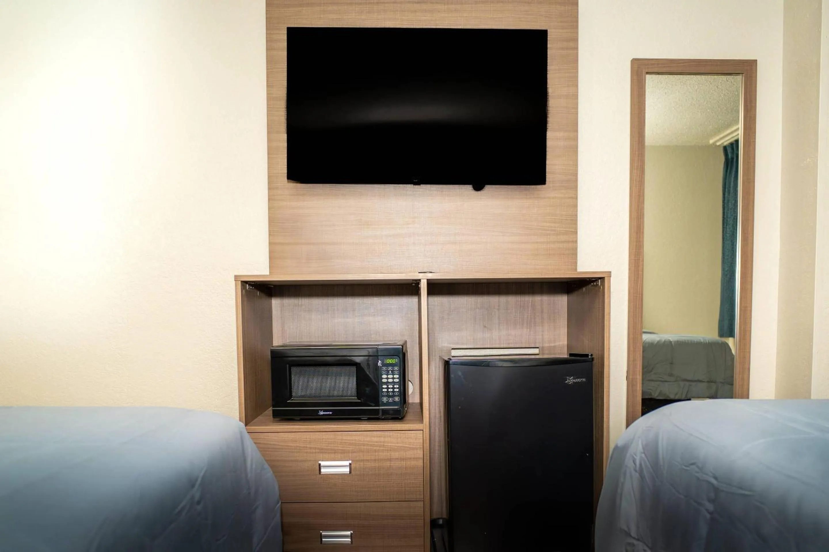 Bedroom in Rodeway Inn Near Ybor City - Casino