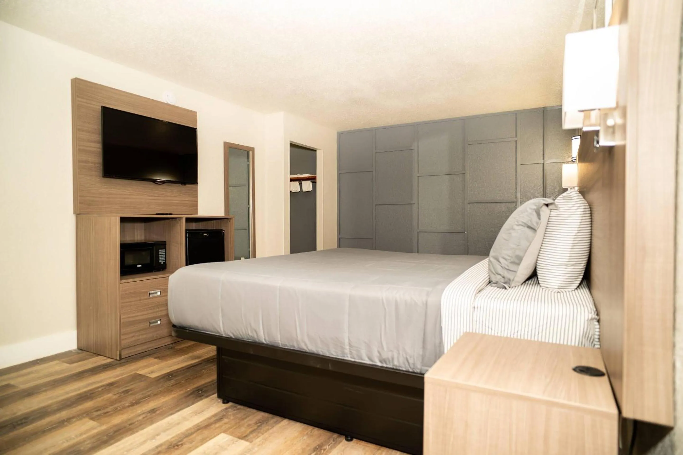 Bedroom, Bed in Rodeway Inn Near Ybor City - Casino