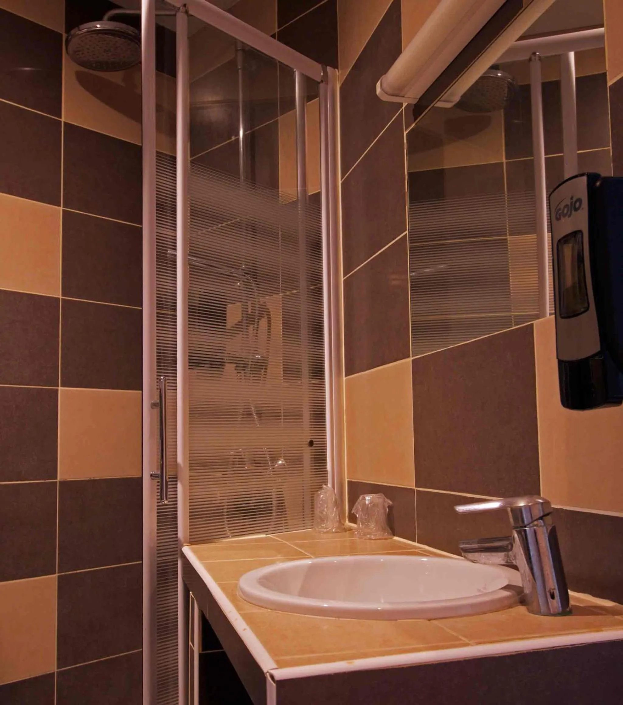 Bathroom in Le Strasbourg Hotel