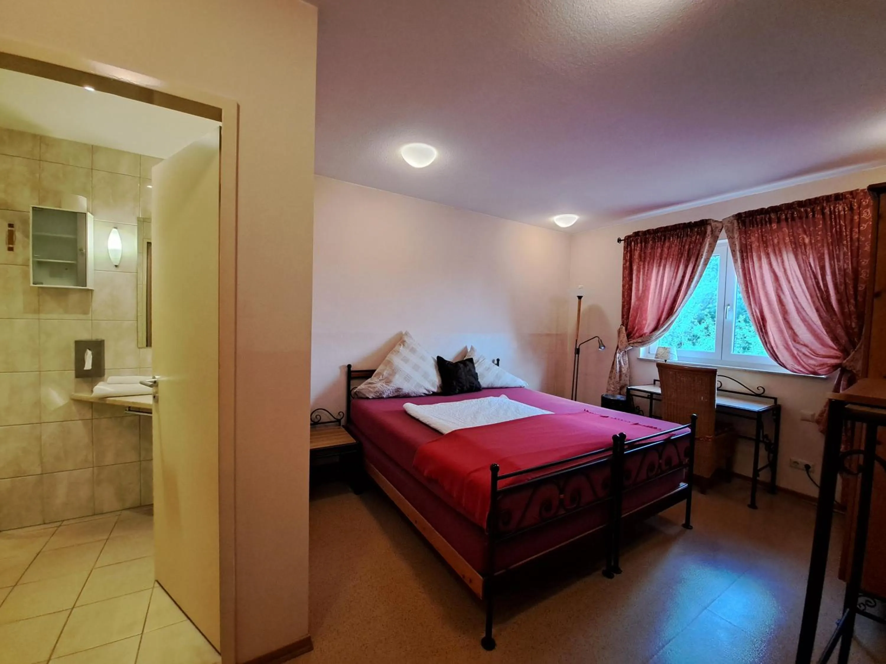 Bedroom, Bed in Mediterran Hotel Juwel