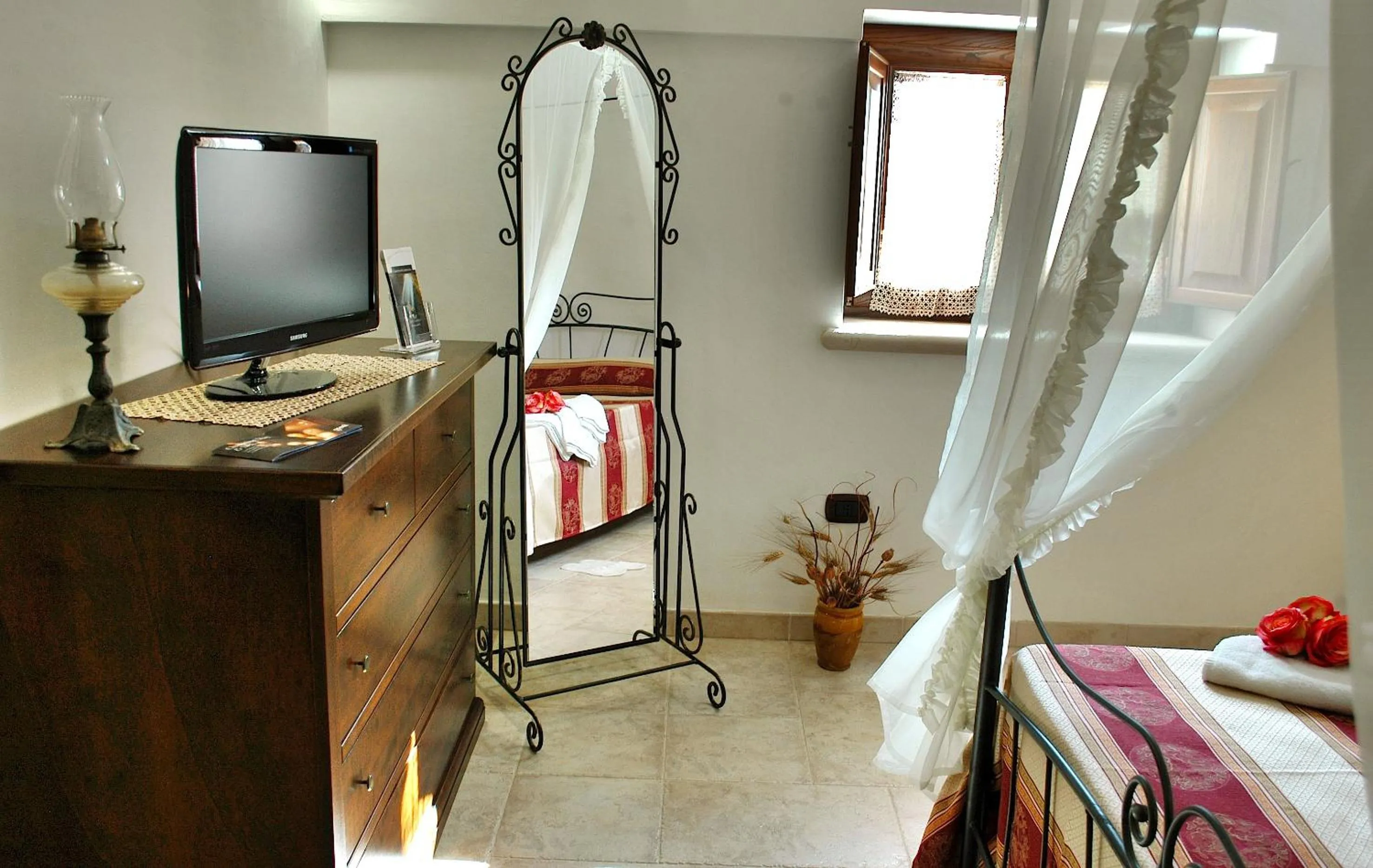 Decorative detail, Bed in Trulli IsAgo