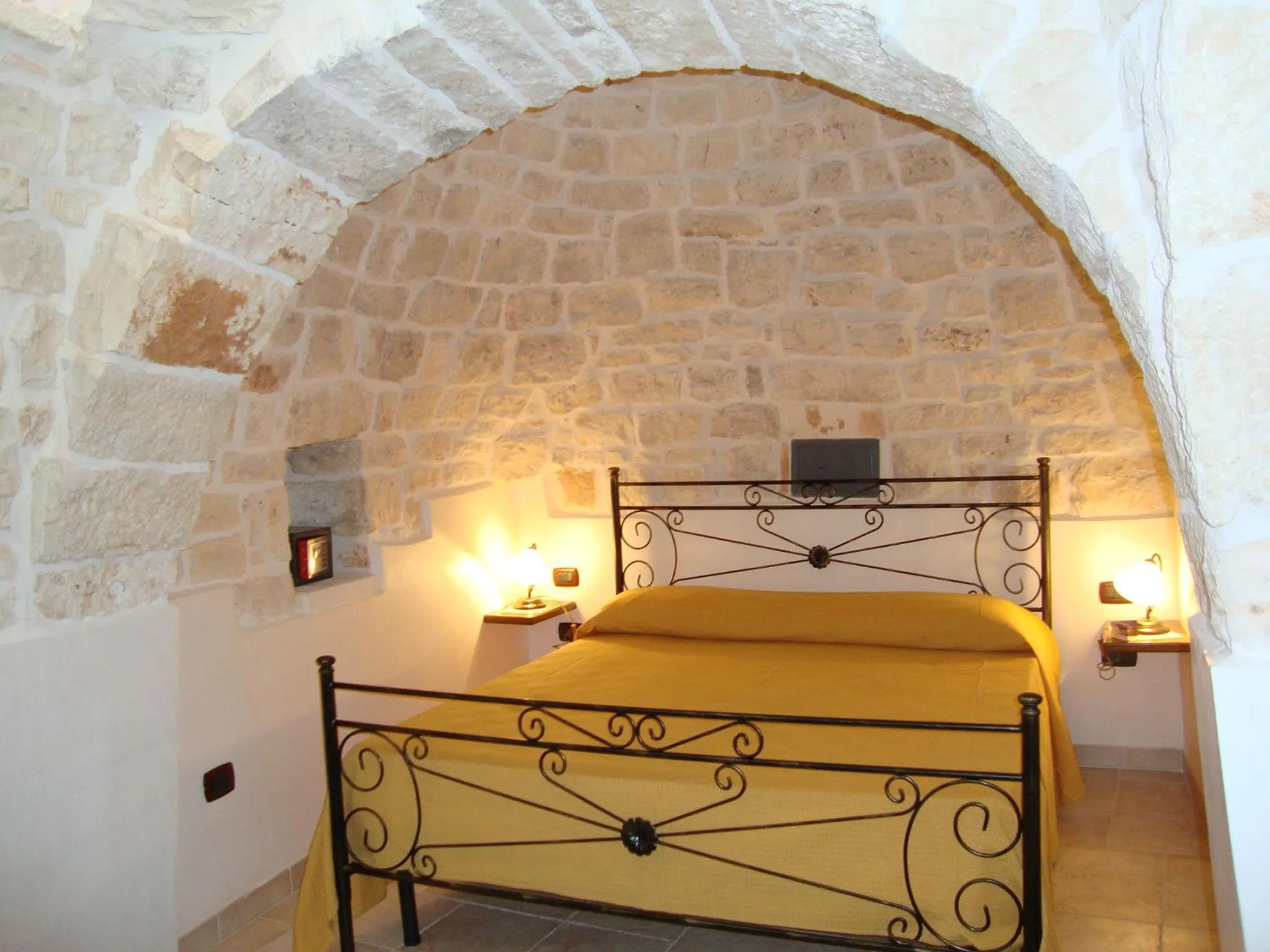 Photo of the whole room, Bed in Trulli IsAgo