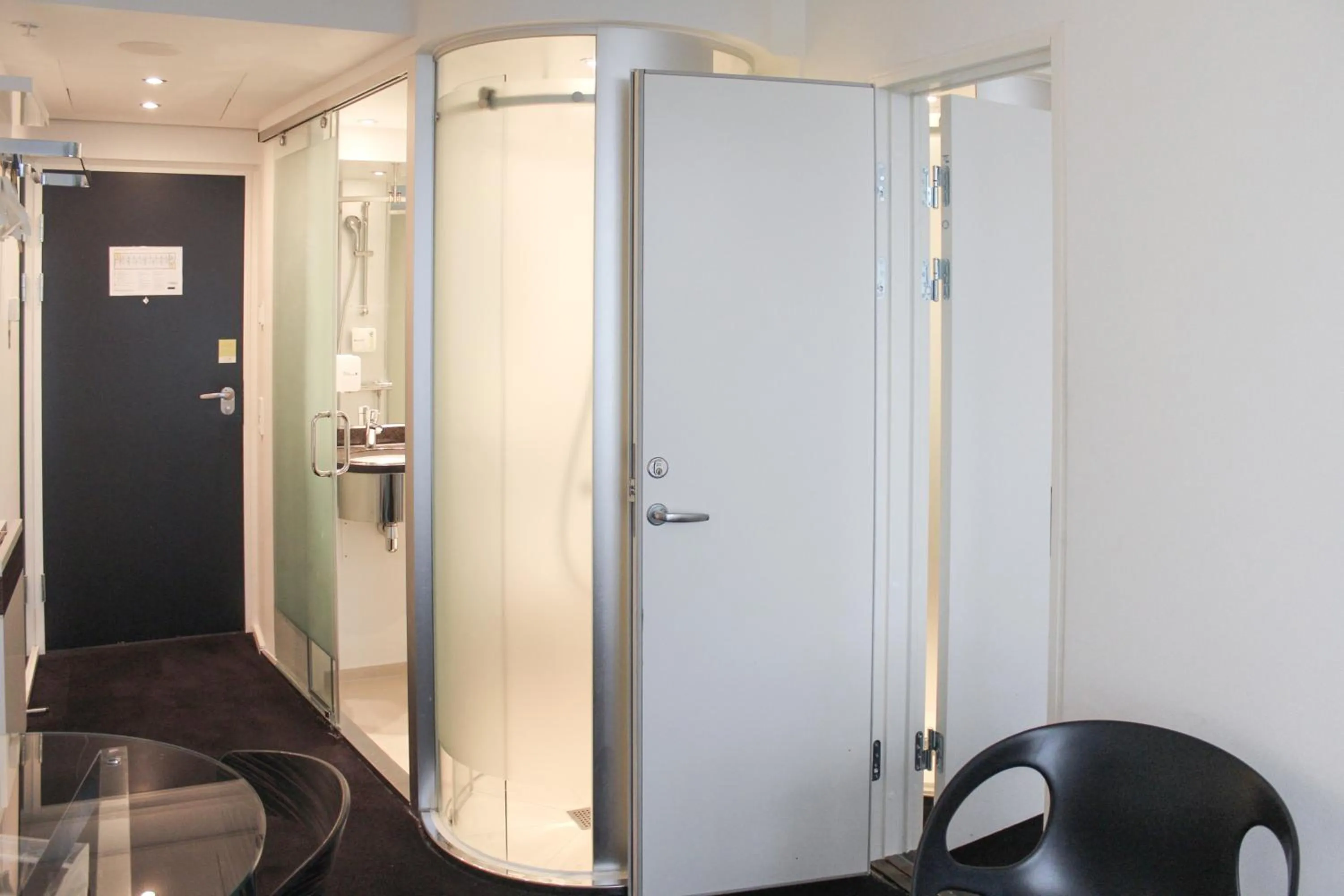 Bathroom in Wakeup Copenhagen - Carsten Niebuhrs Gade