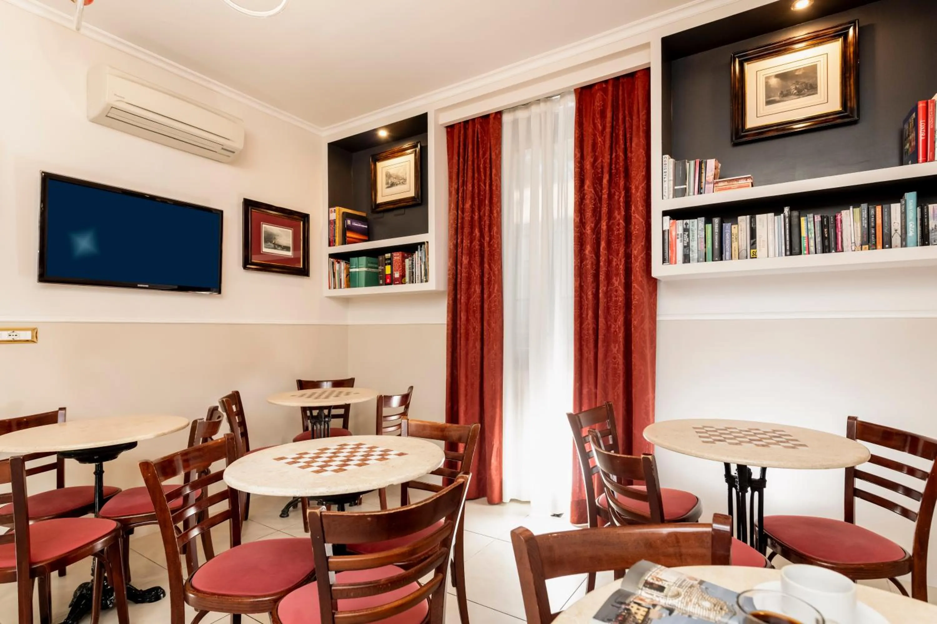 Property building in Budget Rooms Des Arts