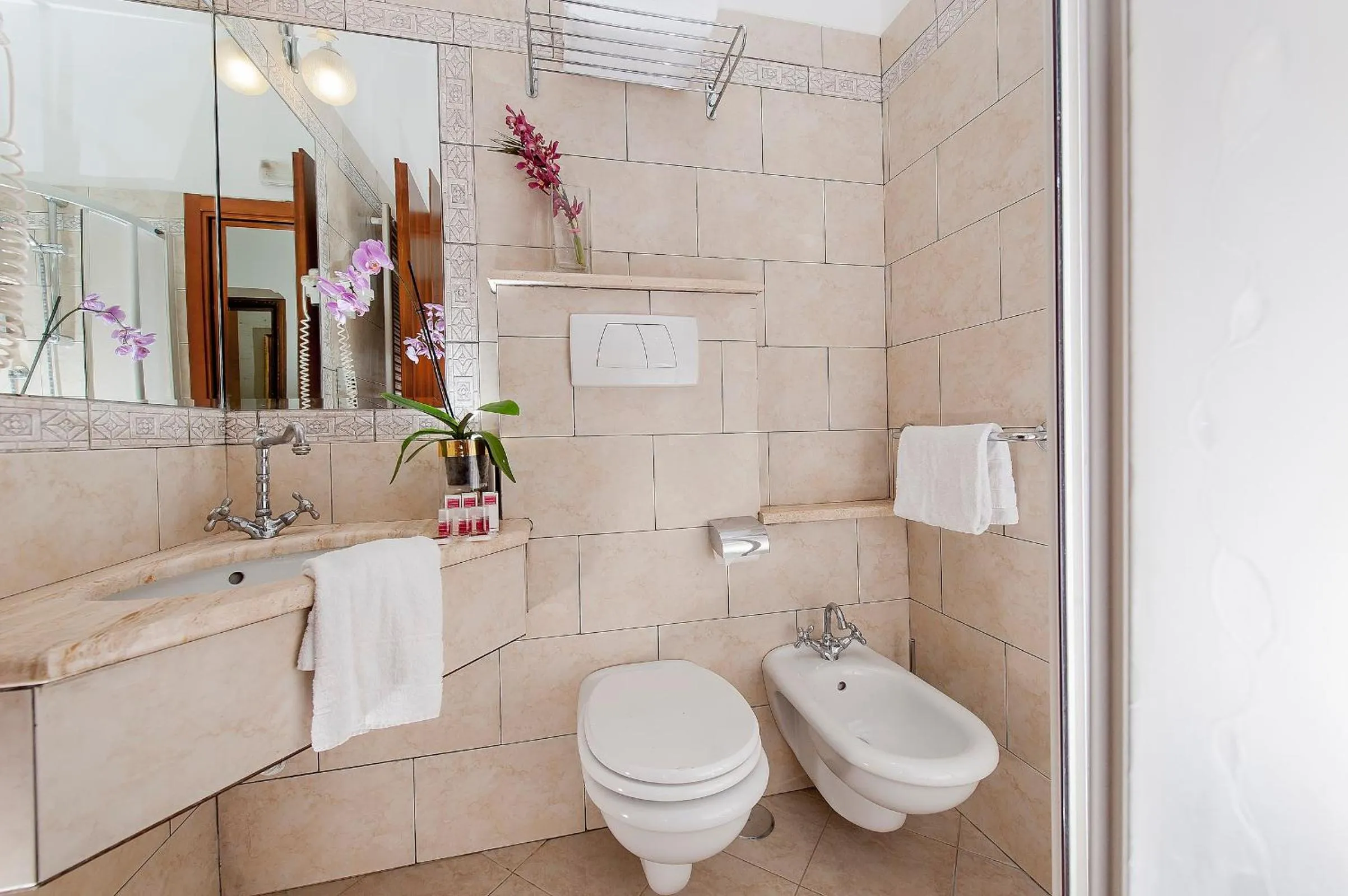 Toilet in Budget Rooms Des Arts