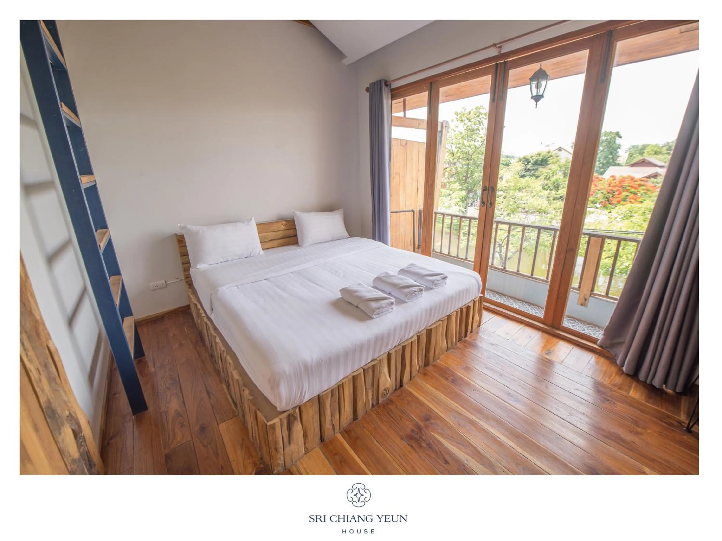 Photo of the whole room, Bed in Sri Chiang Yeun House