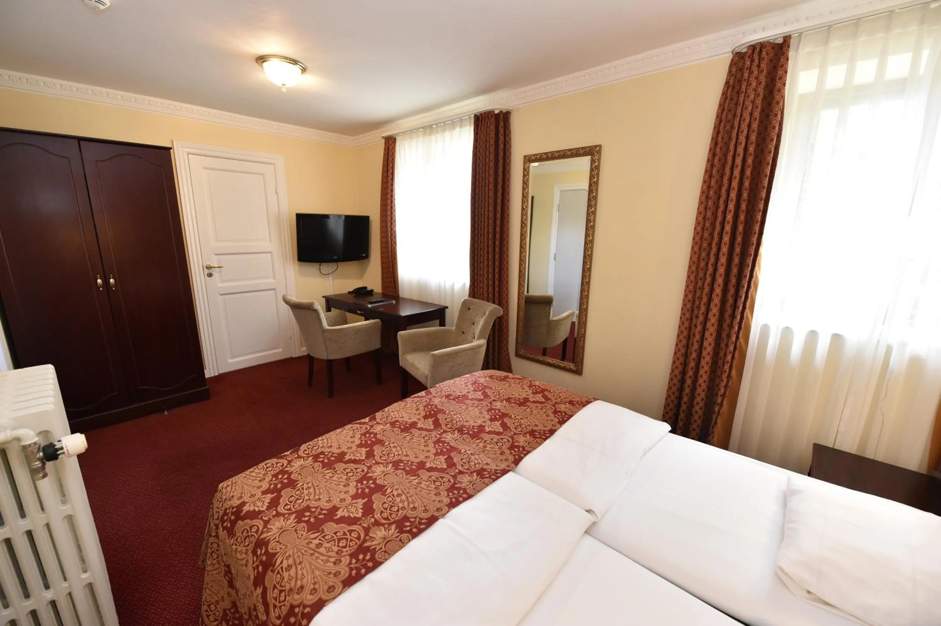 Bedroom, Bed in Hotel Amerika