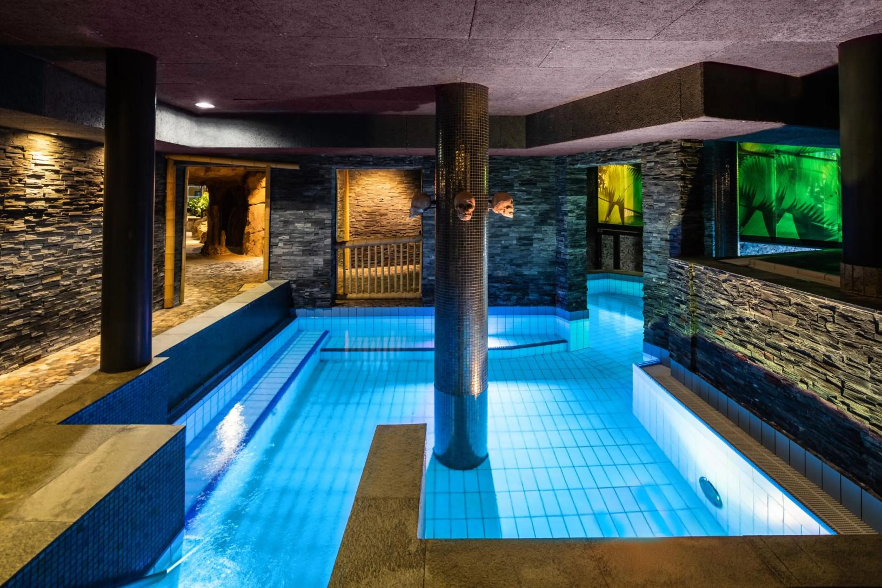 Swimming pool in Quality Hotel The Reef