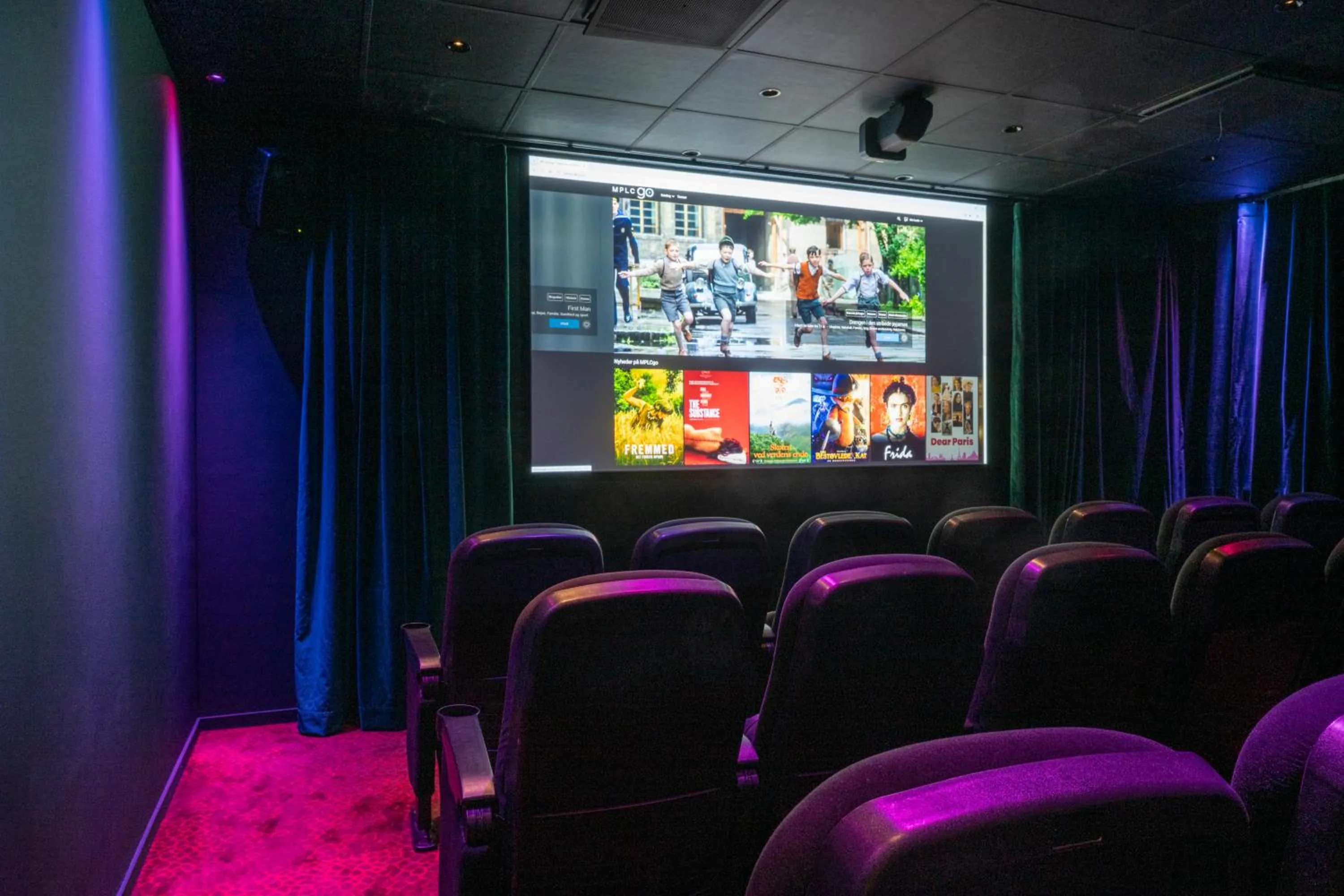 Communal lounge/ TV room in Quality Hotel The Reef