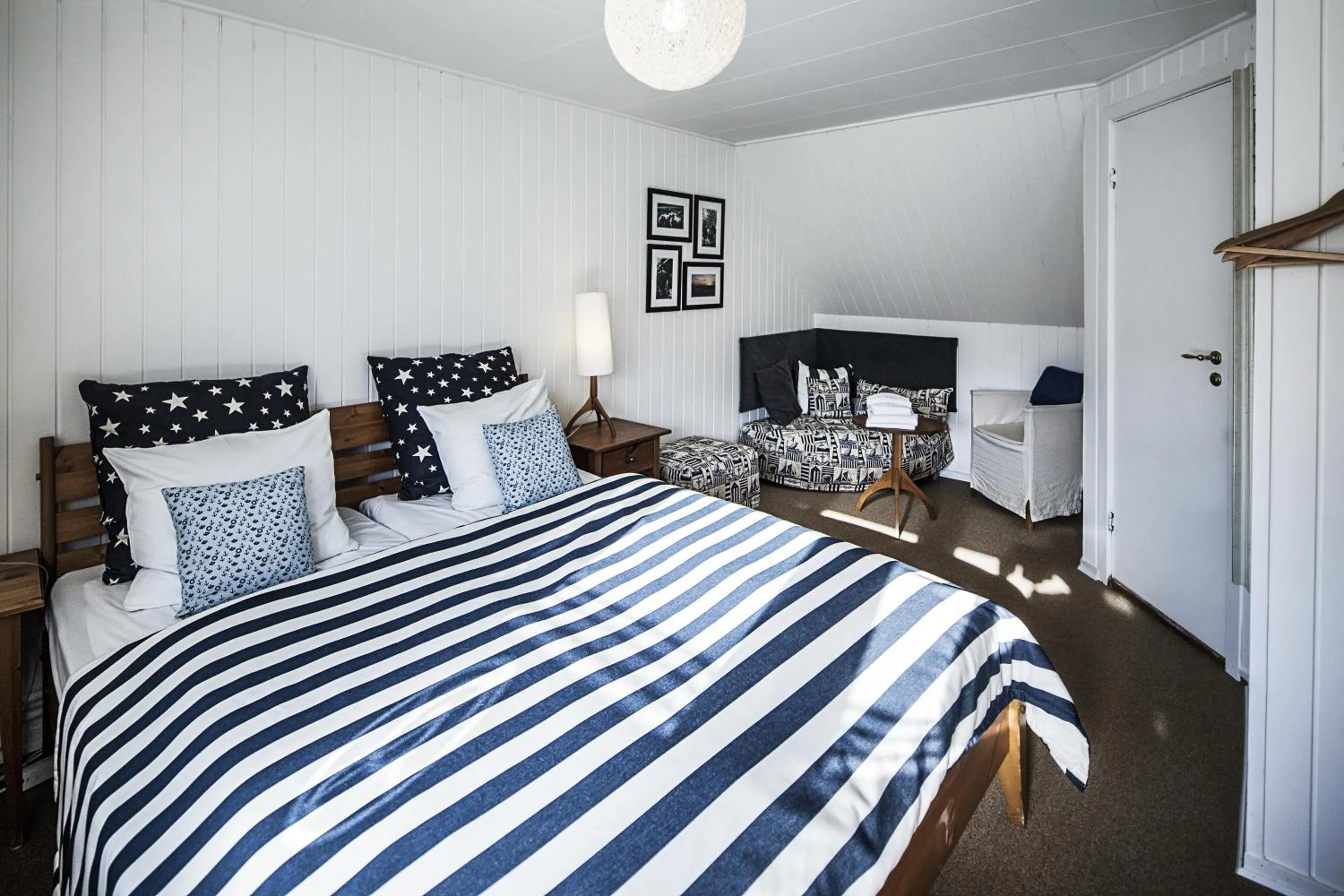 Shower, Bed in Norsminde Kro