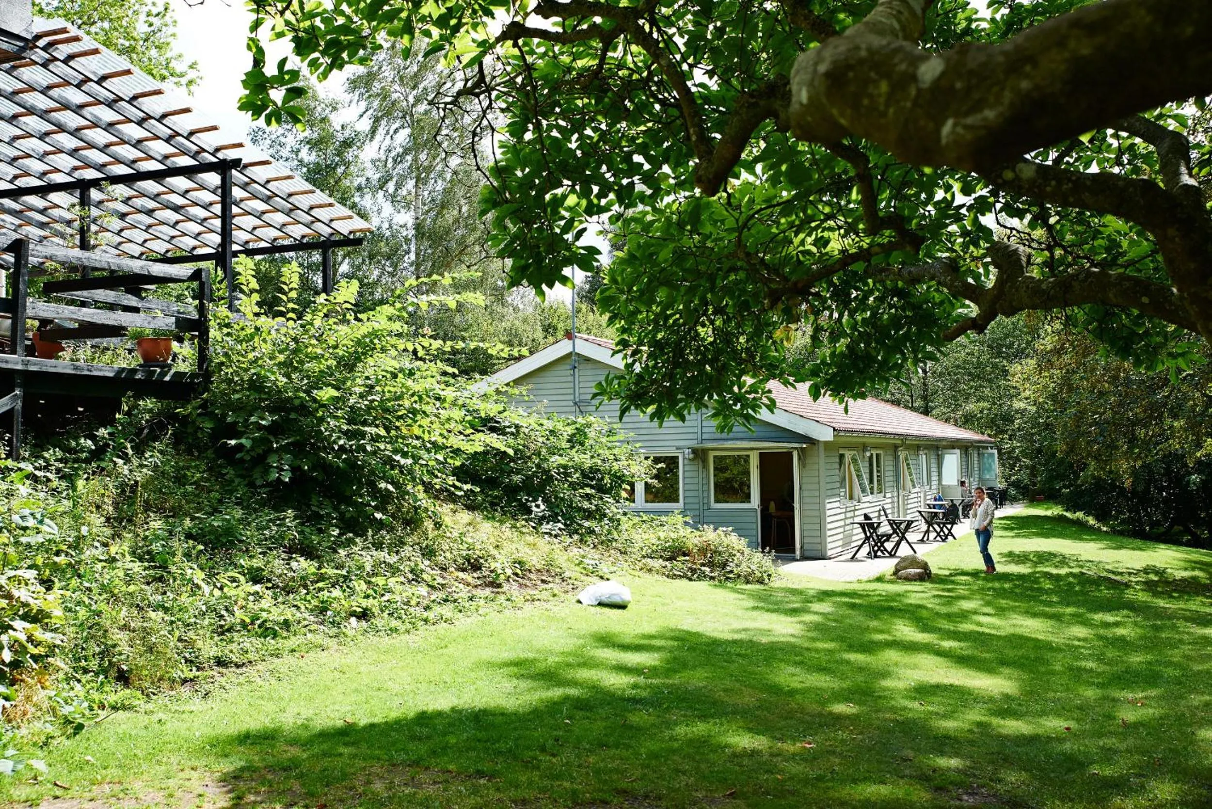 Facade/entrance in Fredensborg Vandrerhjem, i Kongens baghave