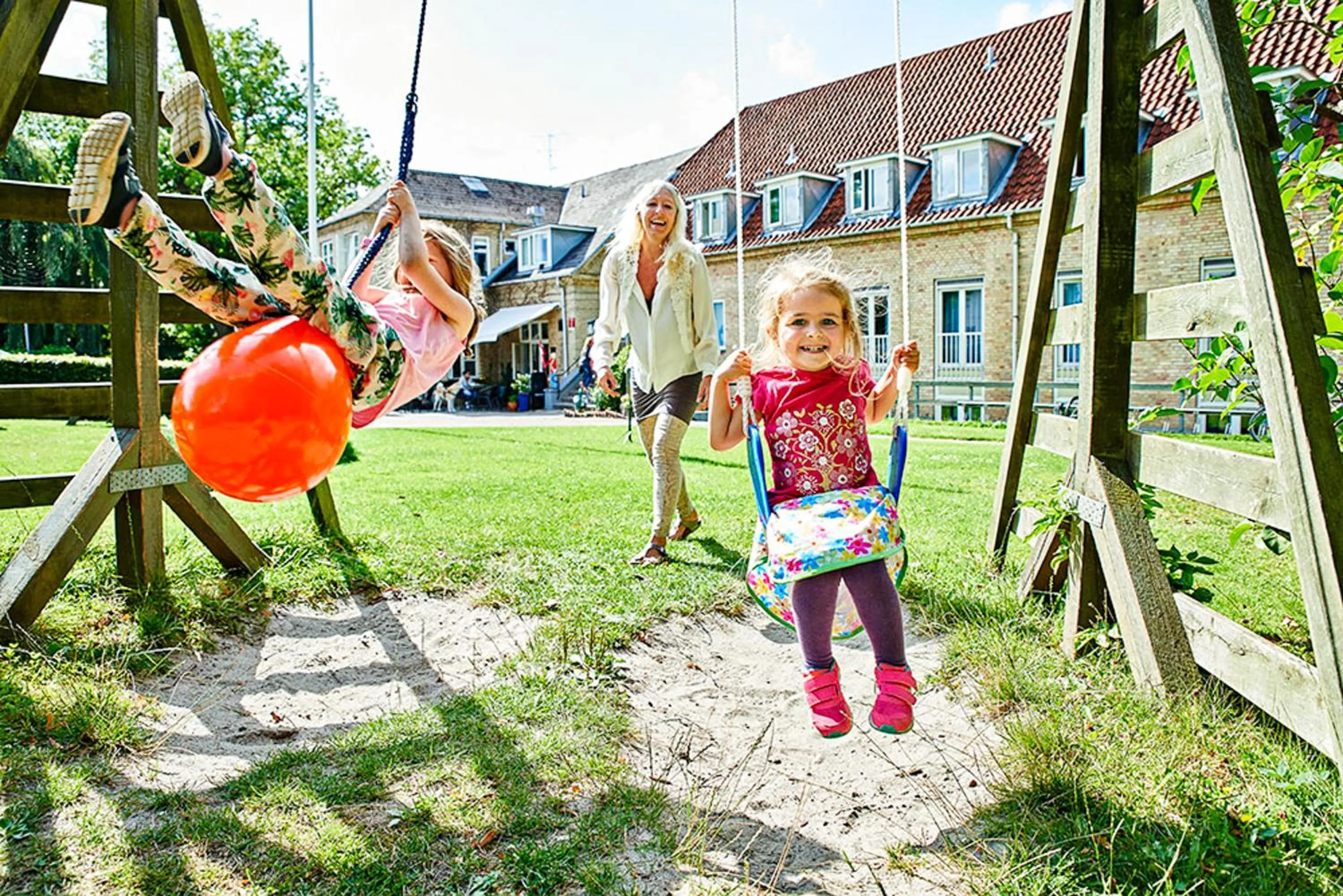 Guests in Fredensborg Vandrerhjem, i Kongens baghave