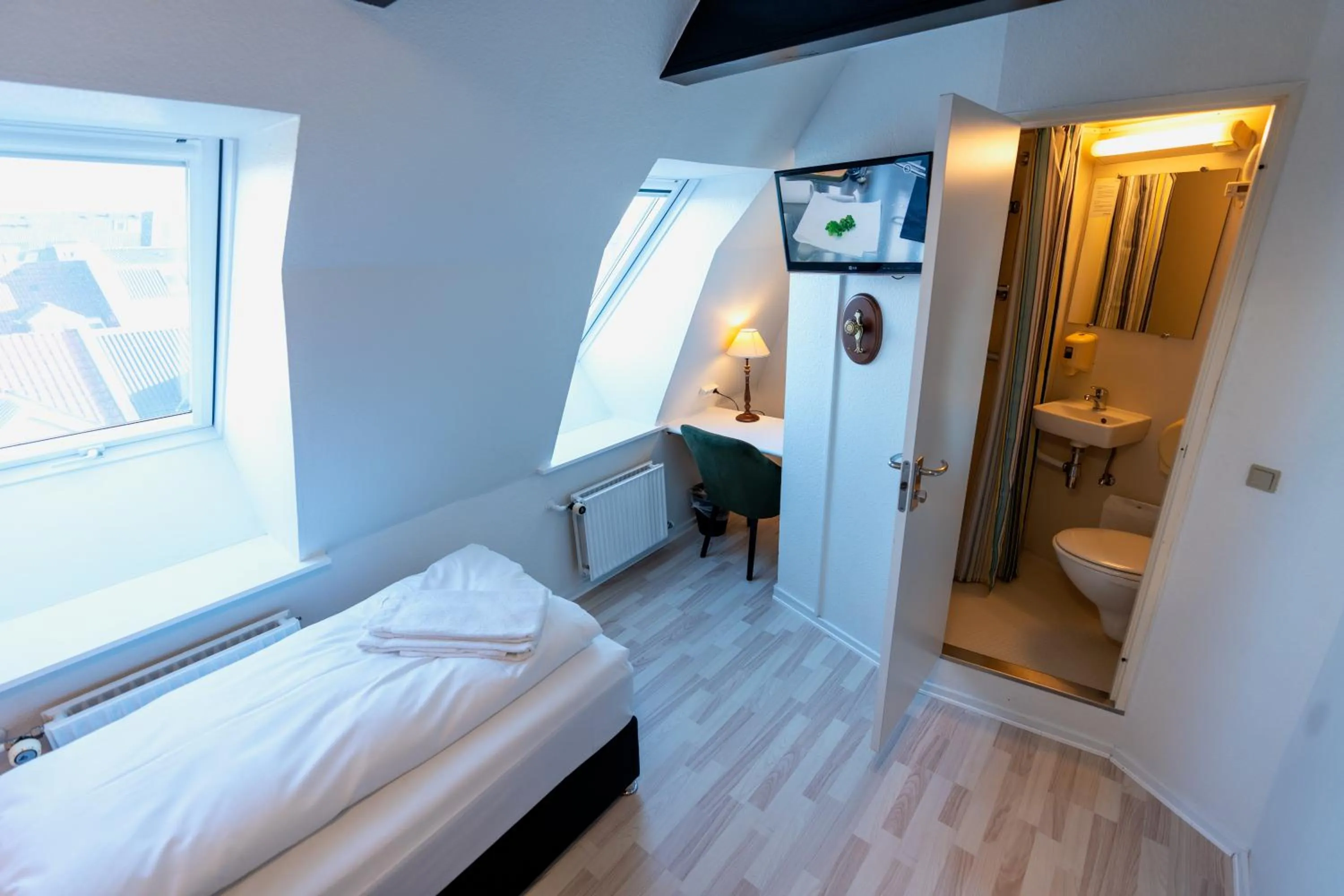 Bathroom, Bed in Prinsen Hotel