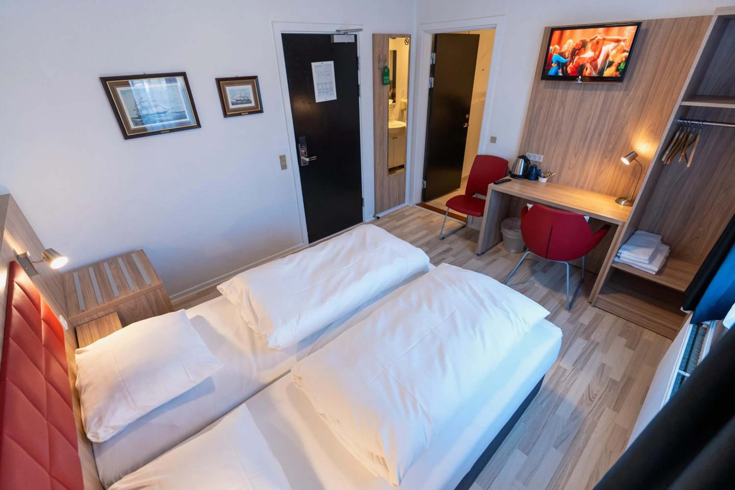 Bathroom, Bed in Prinsen Hotel