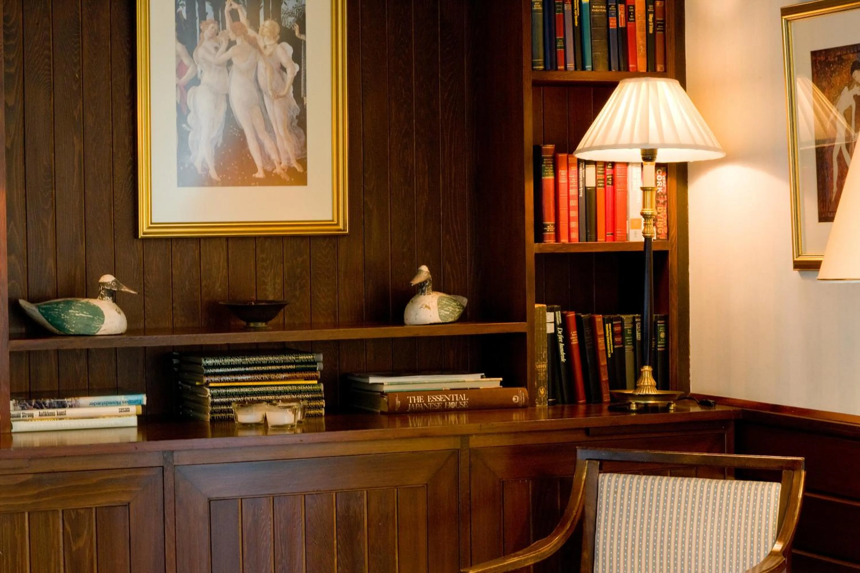 Library in Hotel Hesselet