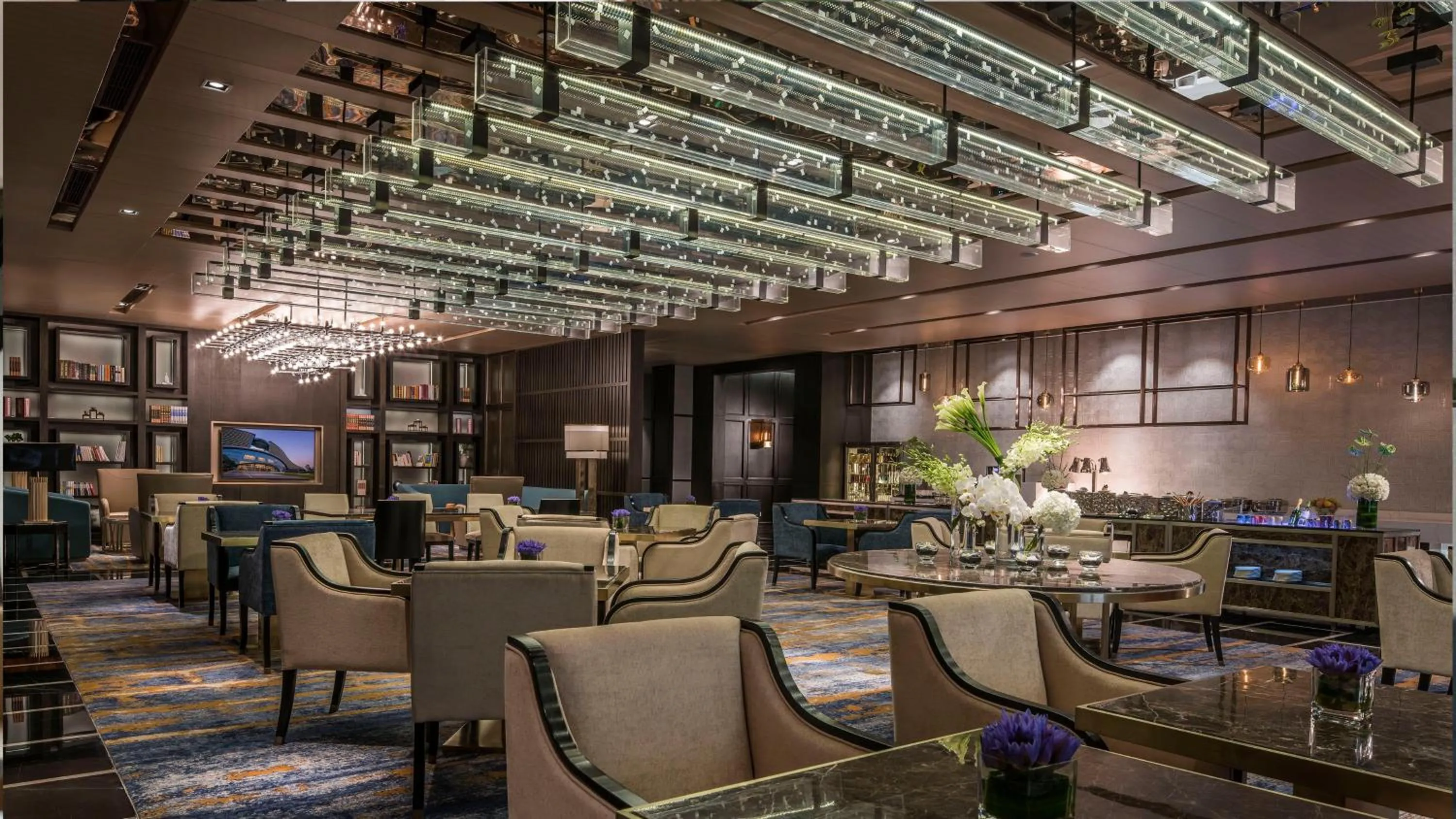Lounge or bar in InterContinental Wuhan by IHG - Yangtze River View