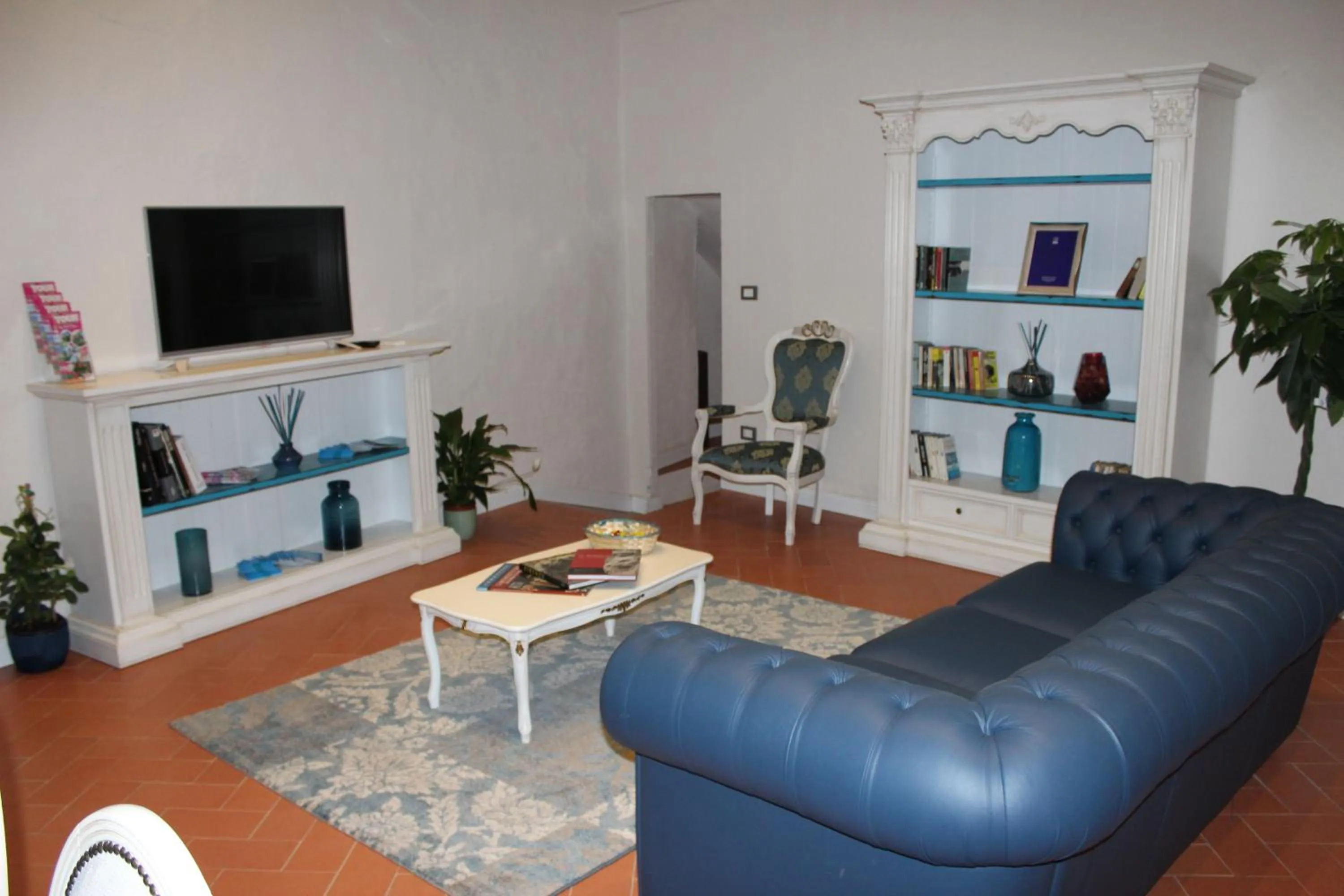 Communal lounge/ TV room in Residenza D'Epoca Historia Luxury Boutique