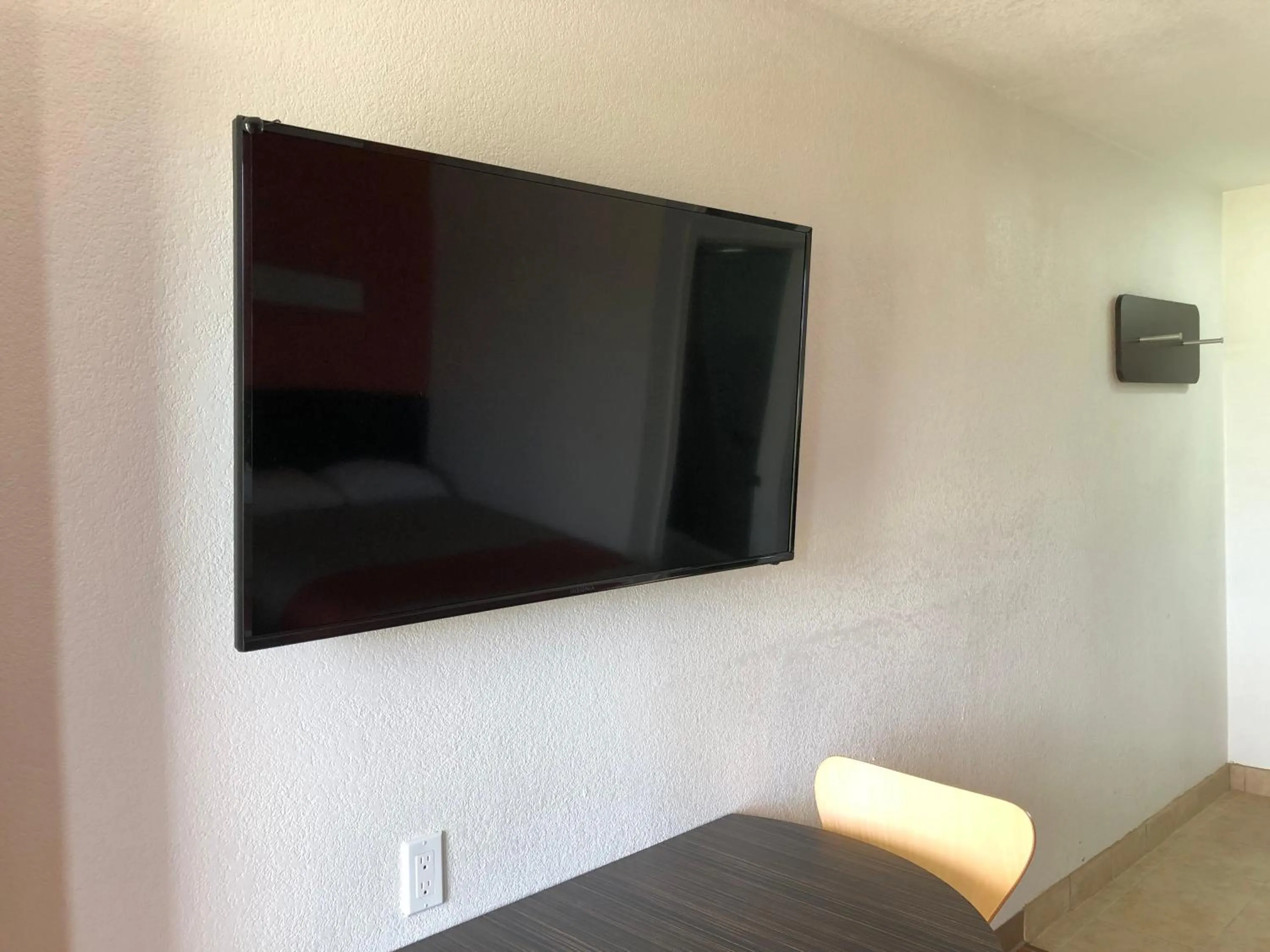 TV and multimedia in Motel 6-Clute, TX