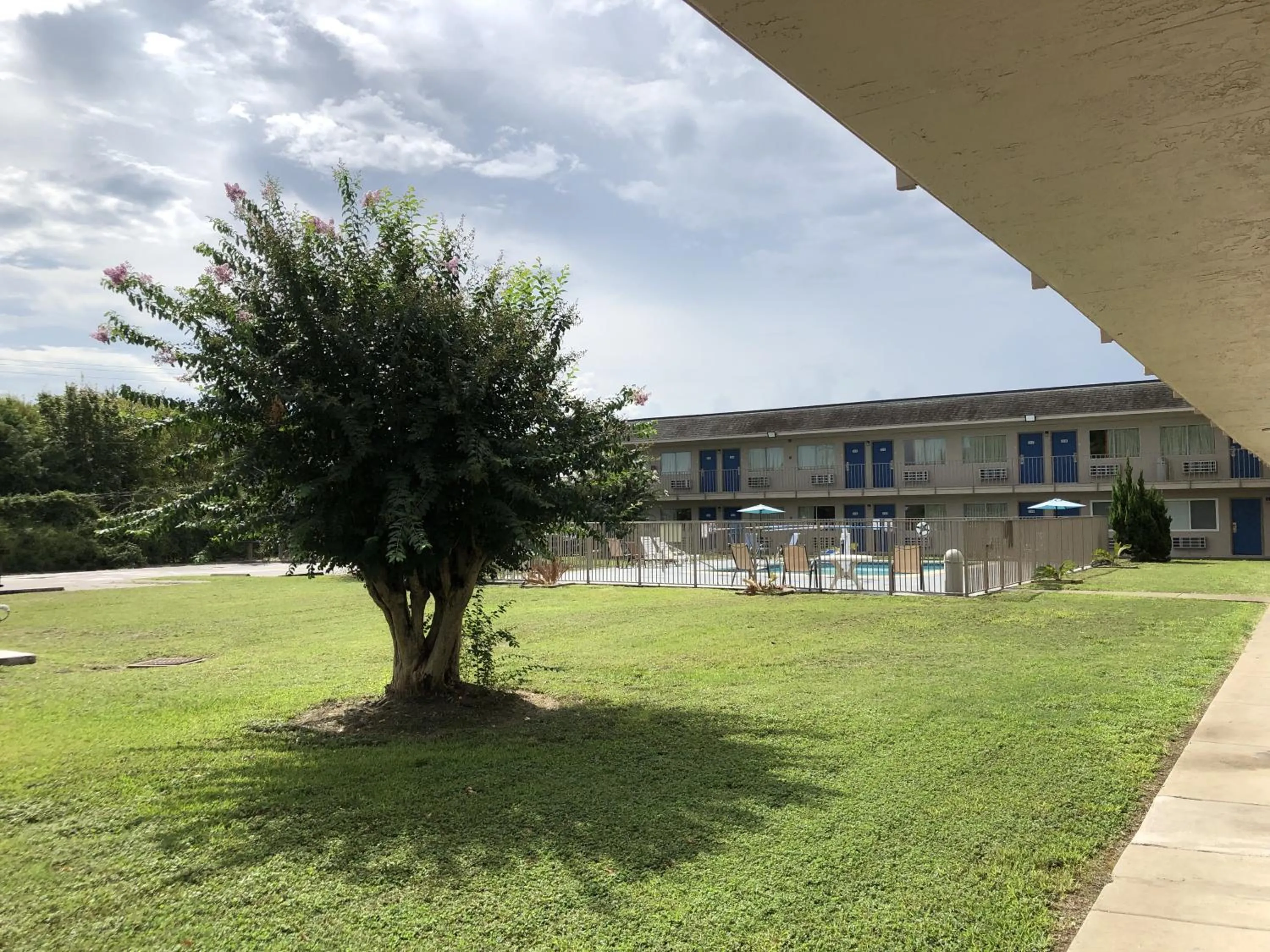 Area and facilities in Motel 6-Clute, TX