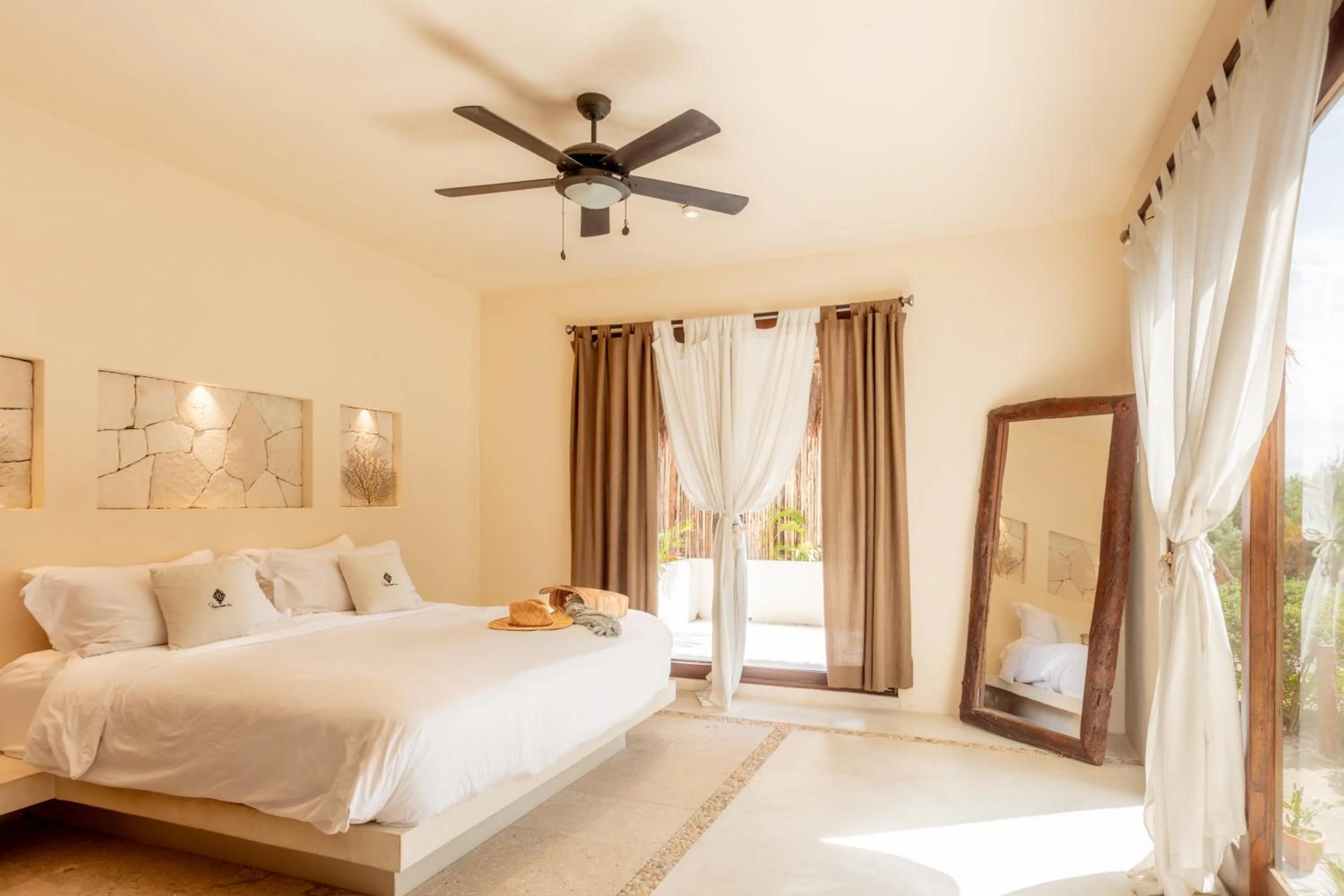 Shower, Bed in Casa Punta Coco & Beach Club