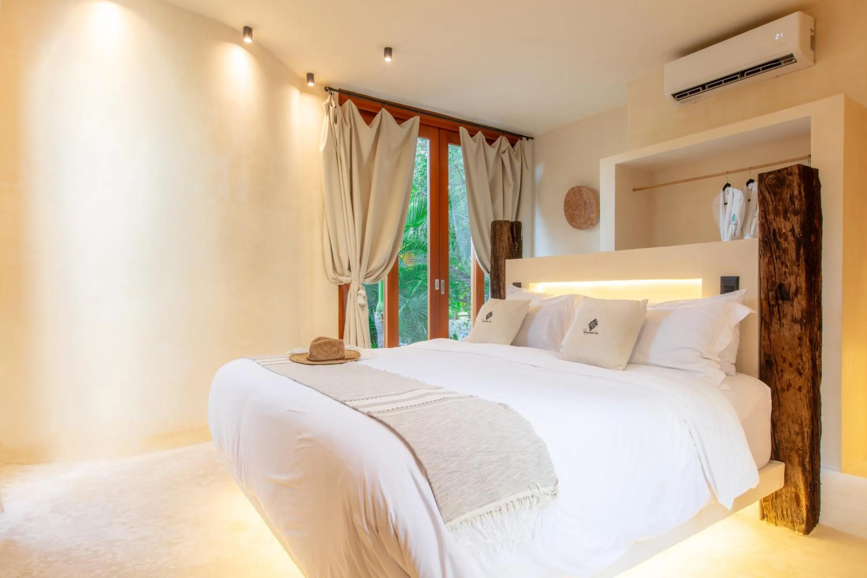 Shower, Bed in Casa Punta Coco & Beach Club