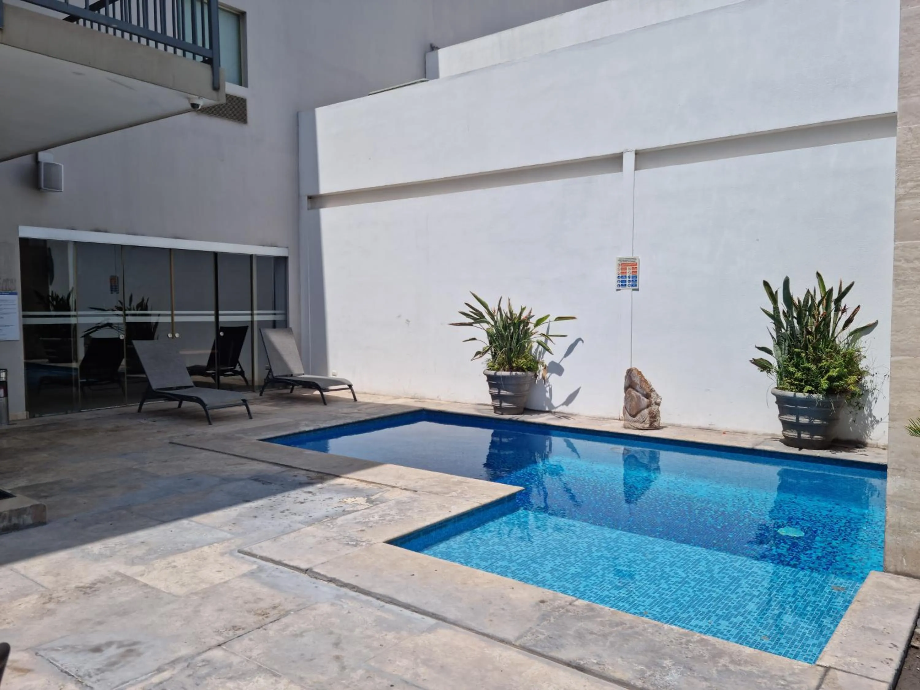 Swimming pool in Bluu Hotel Aeropuerto Monclova-Frontera