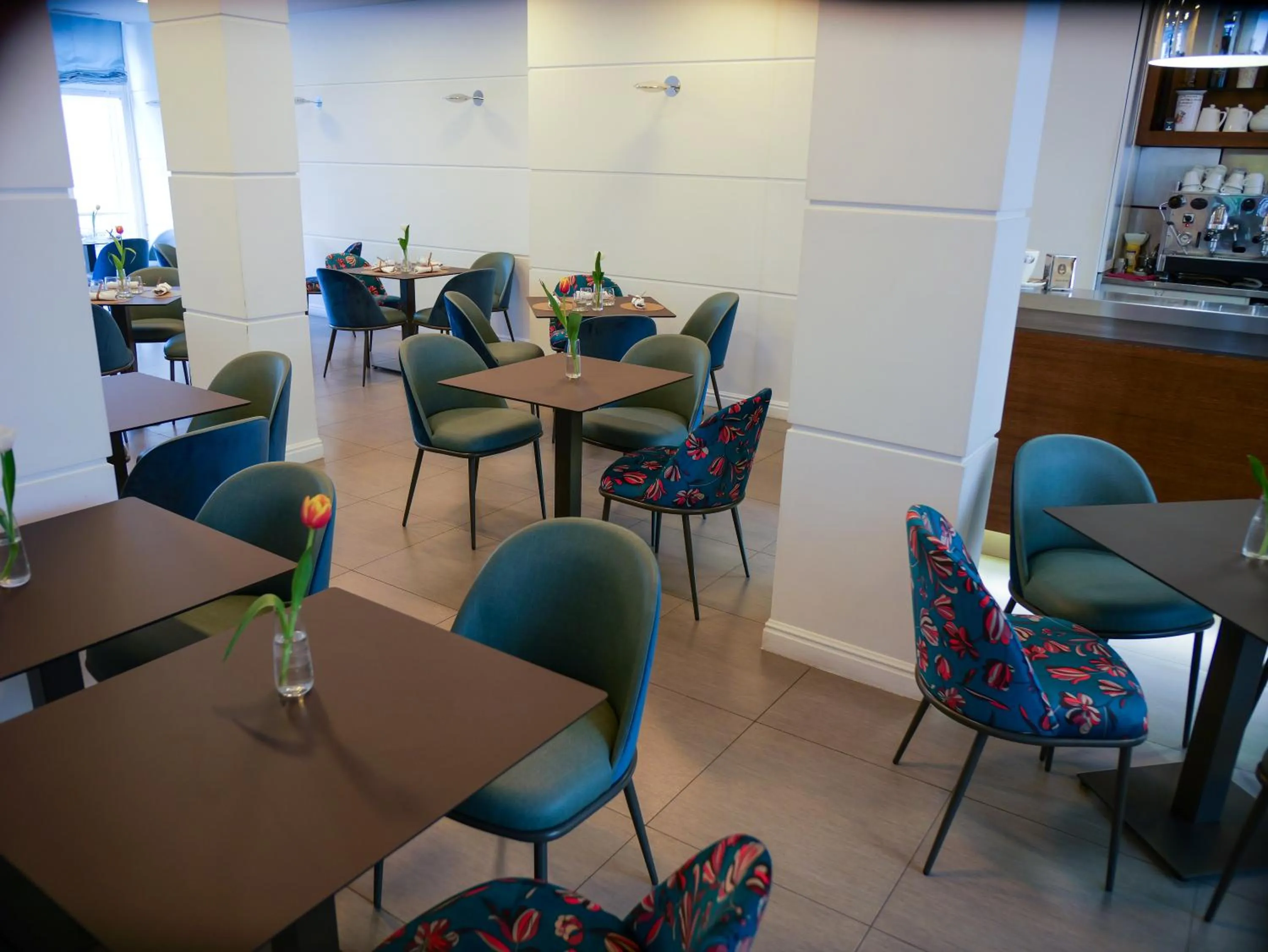 Restaurant/places to eat in Hotel Palace